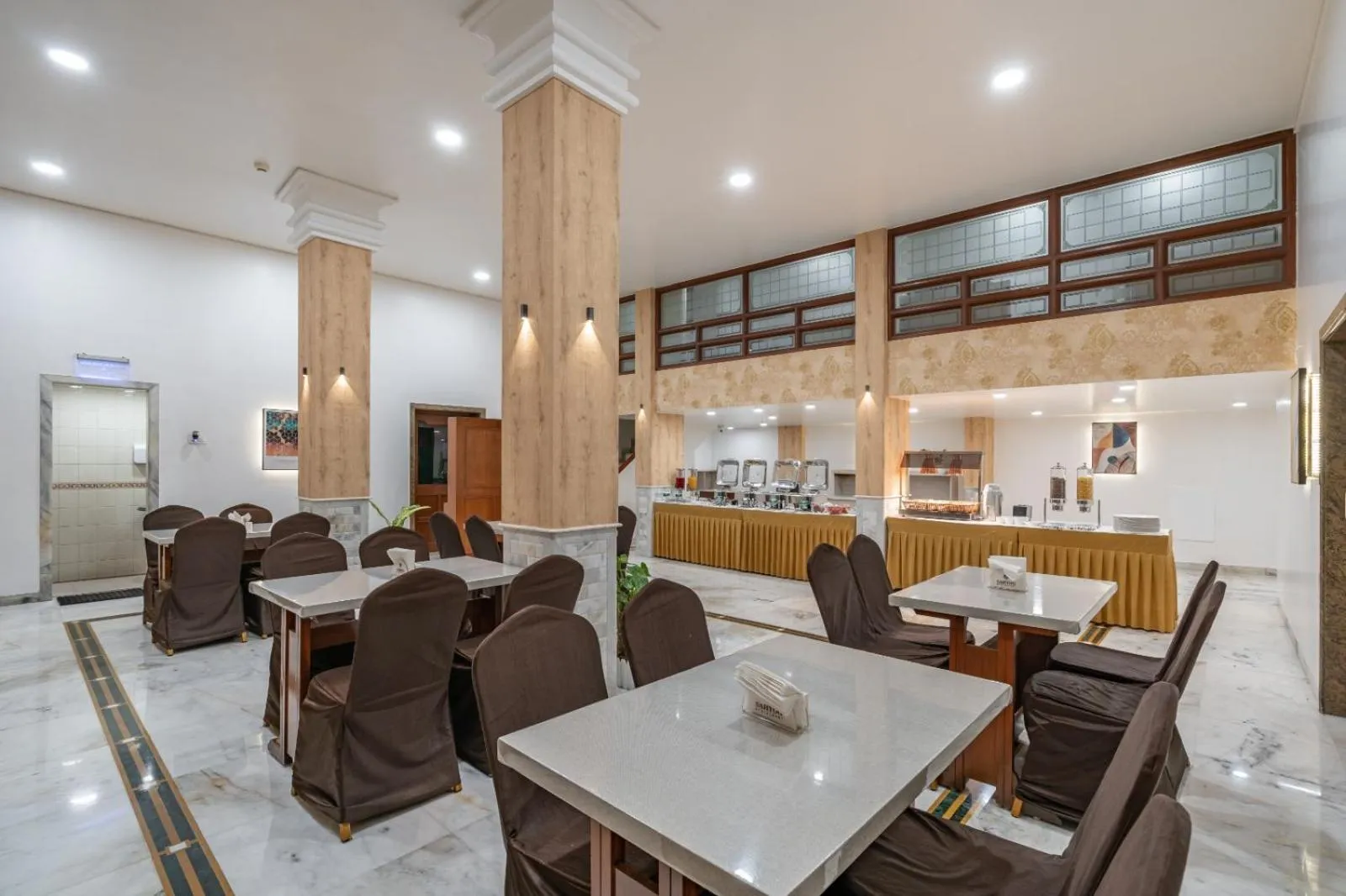 Restaurant/places to eat in Hotel Apex