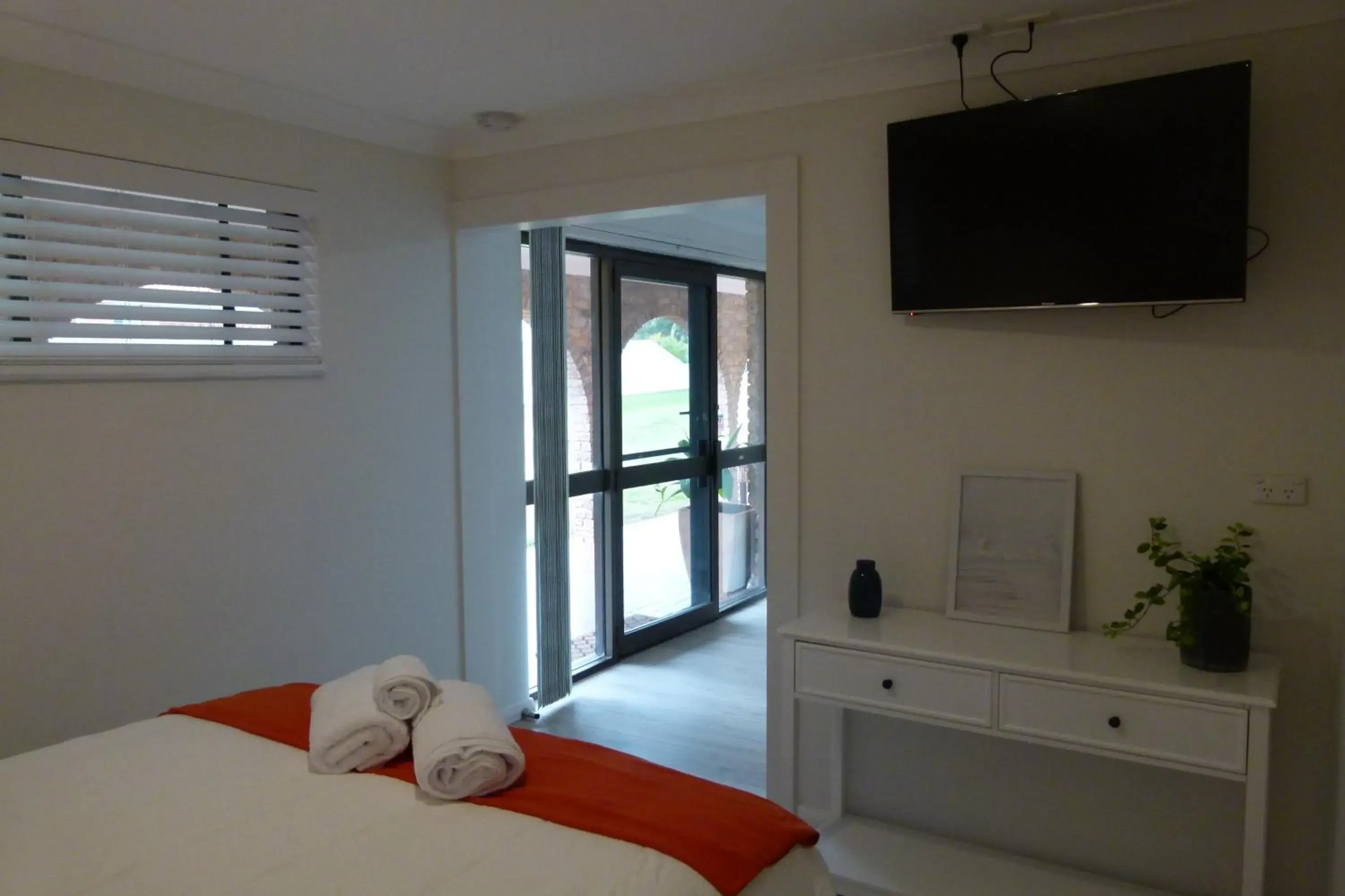 TV and multimedia, Bed in The Sanctuary at Paradise Beach B&B TV and multimedia, Bed in The Sanctuary at Paradise Beach B&B