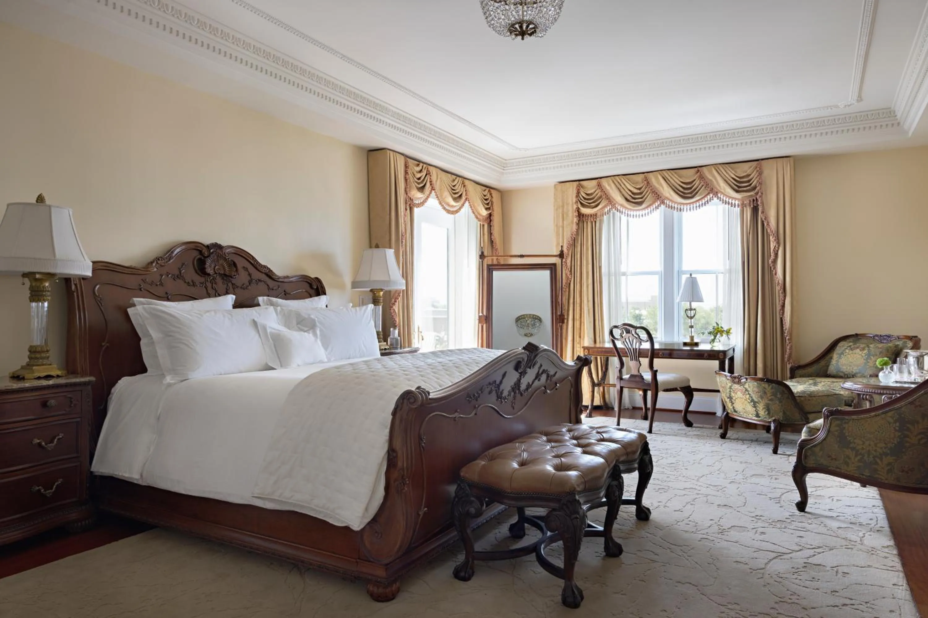 Bed in Market Pavilion Hotel