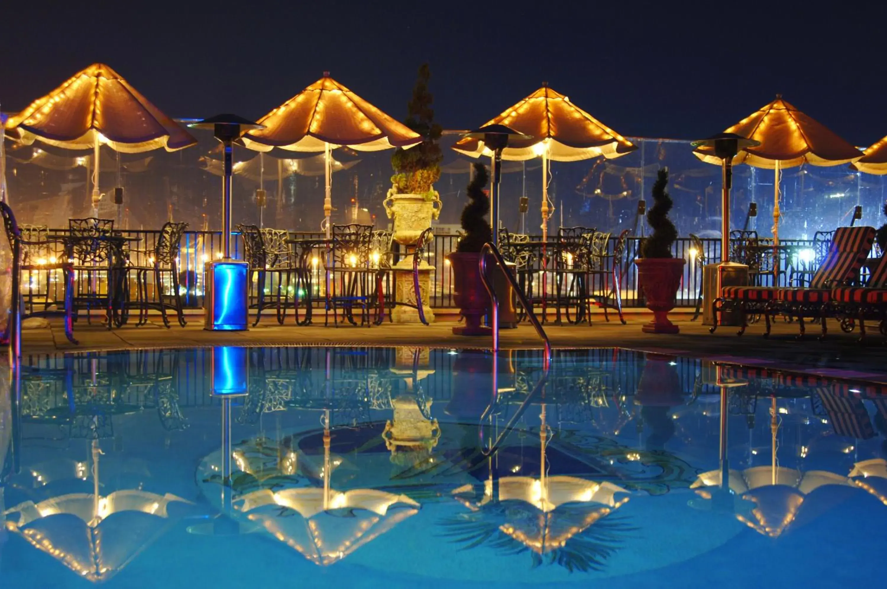 Lounge or bar in Market Pavilion Hotel Lounge or bar in Market Pavilion Hotel