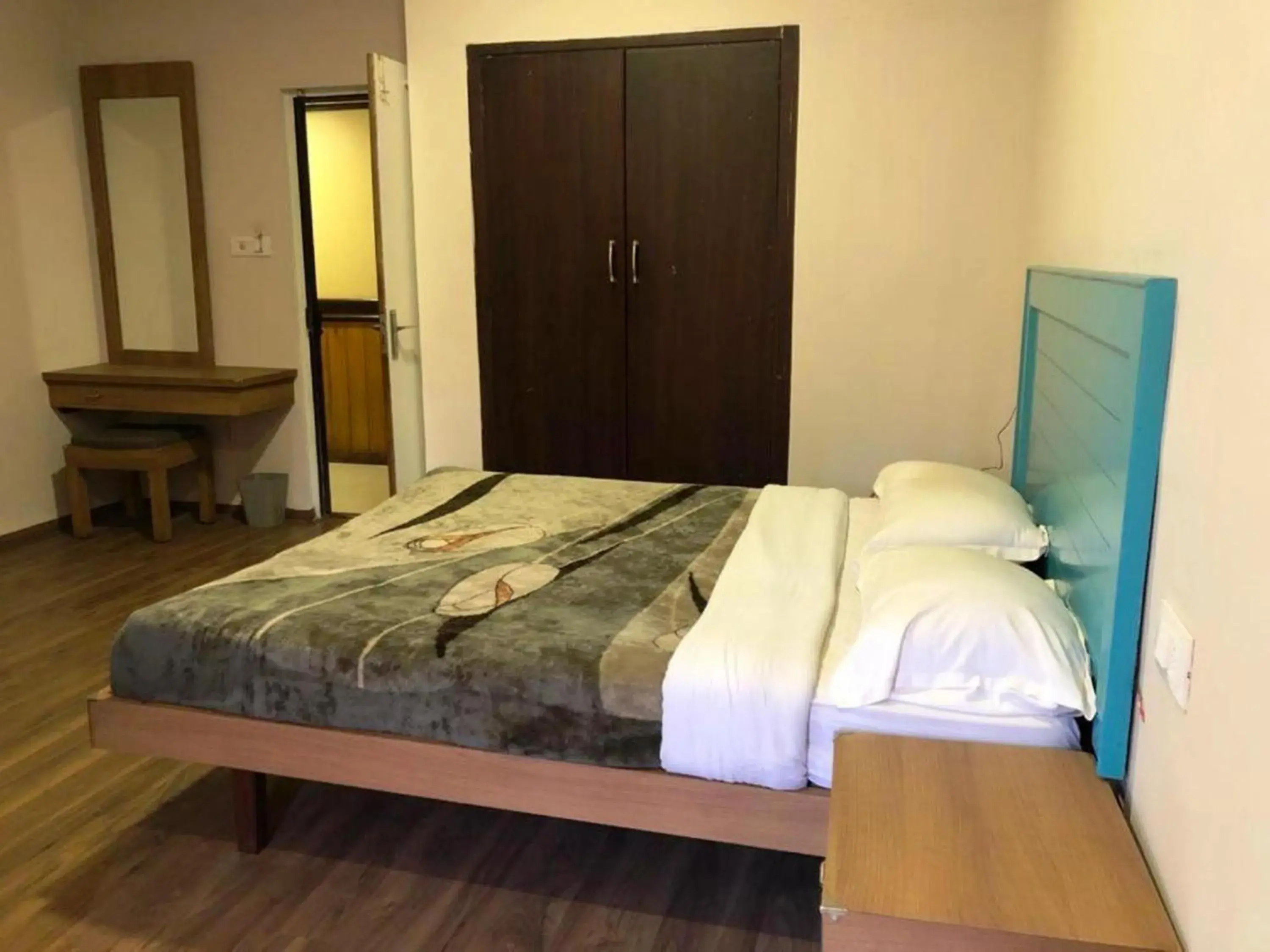 Large Double Room - single occupancy in Hotel Preethi Palace Large Double Room - single occupancy in Hotel Preethi Palace