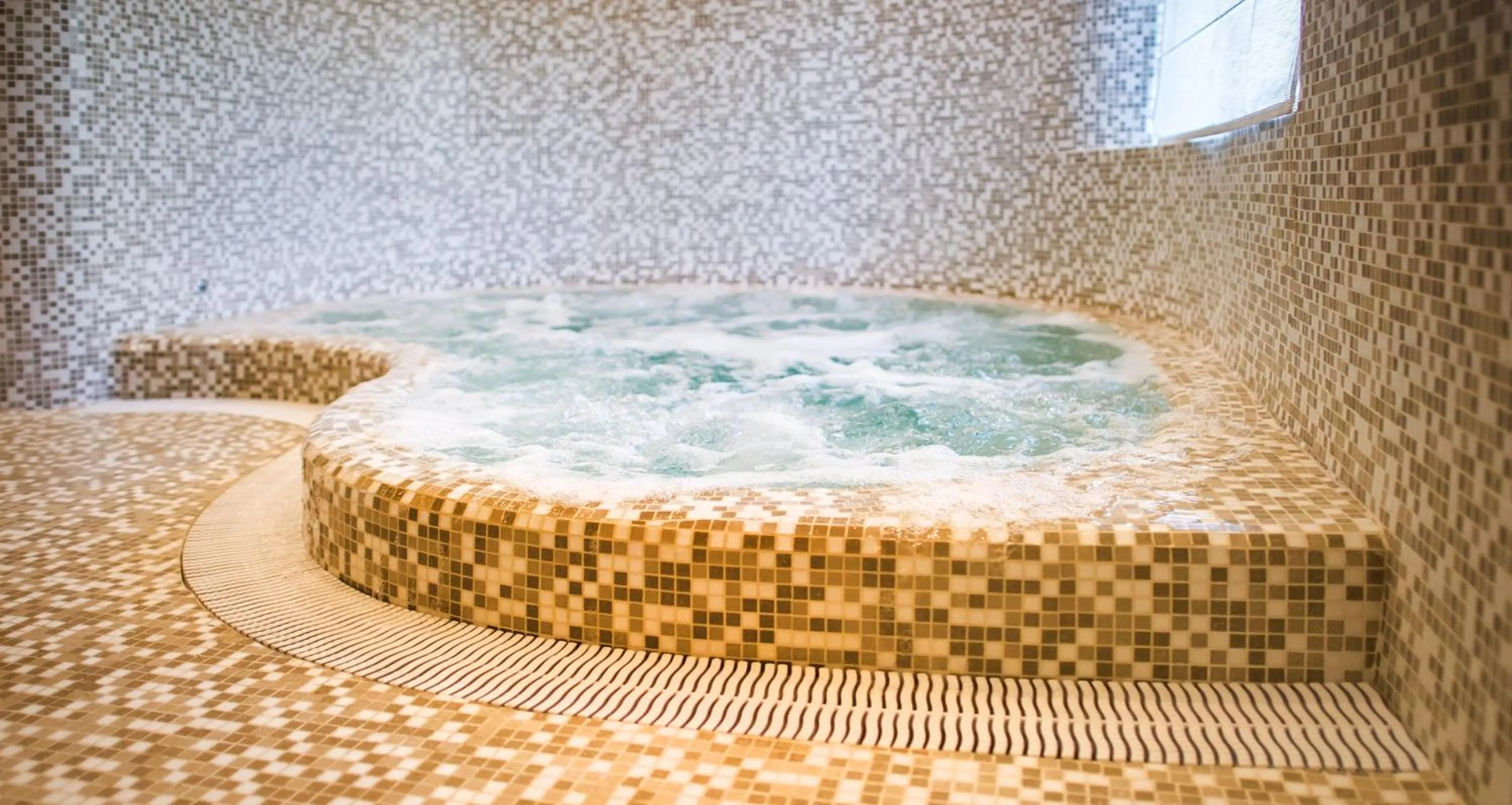 Hot Tub in Hotel Porto