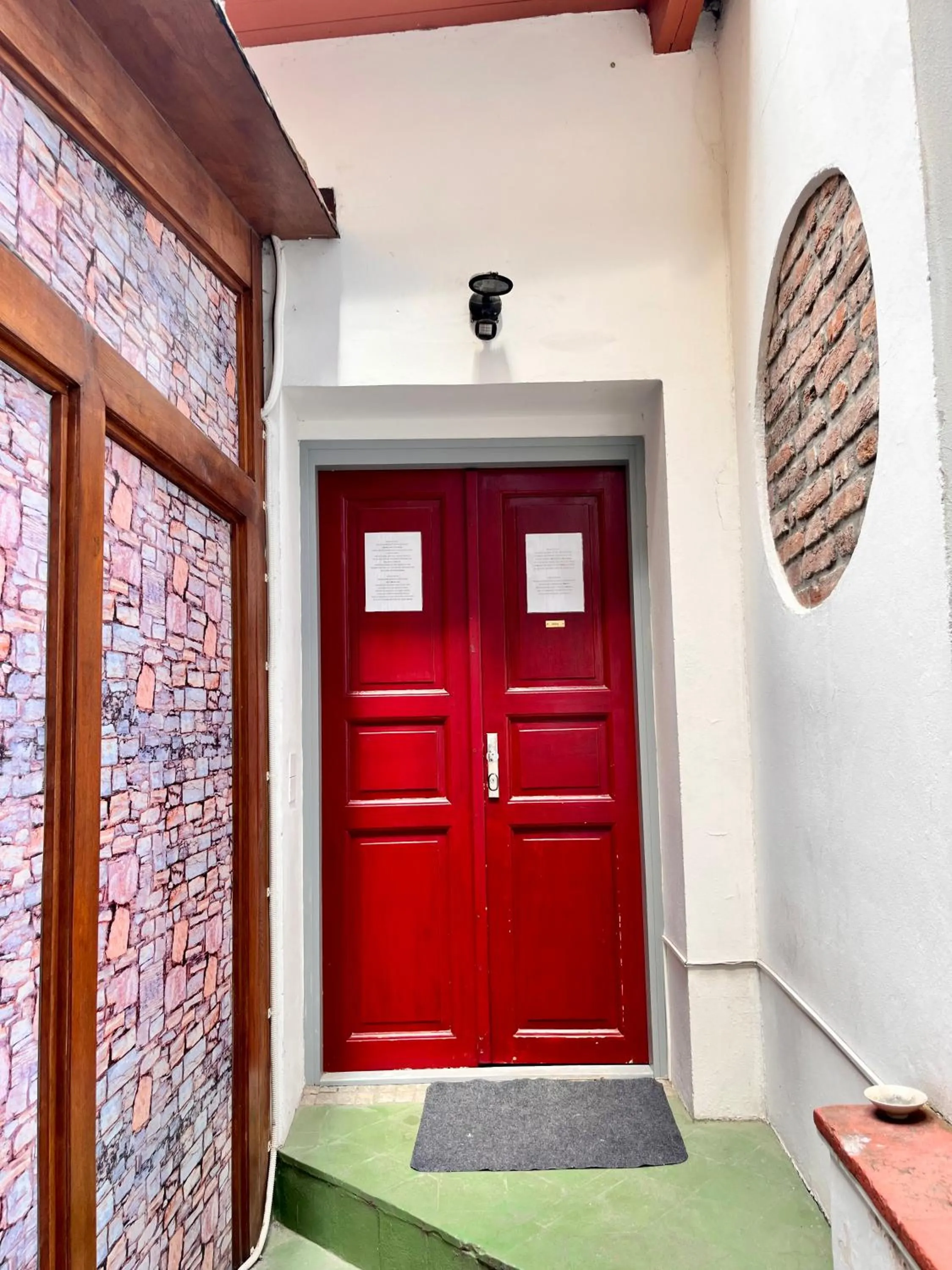 Facade/entrance in Casa Italia Prague