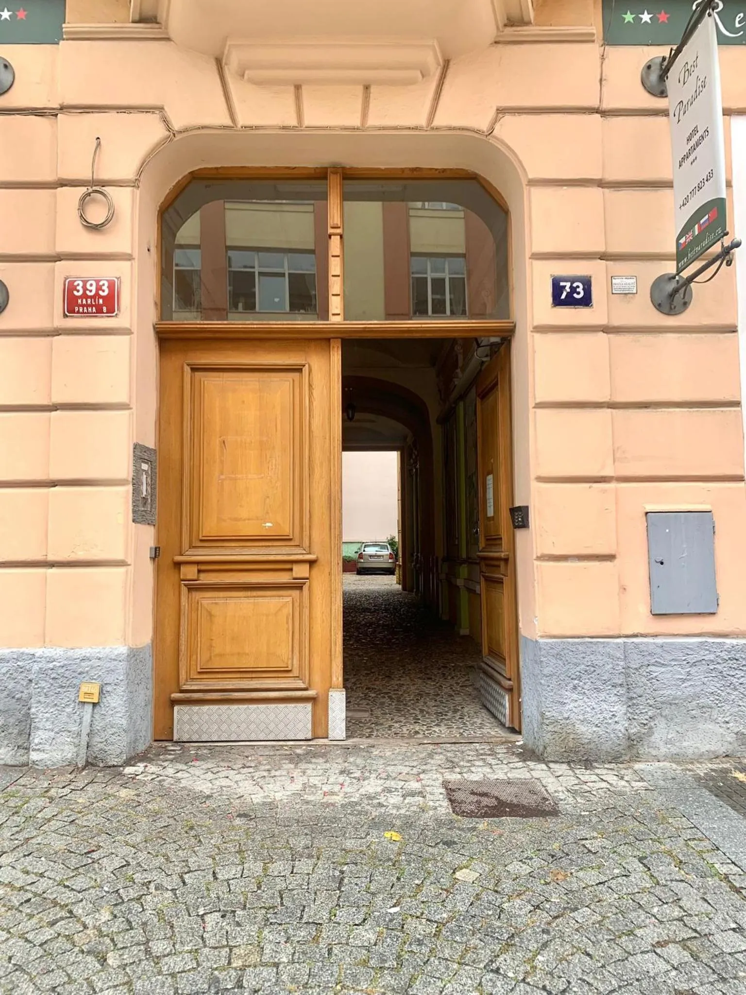 Facade/entrance in Casa Italia Prague