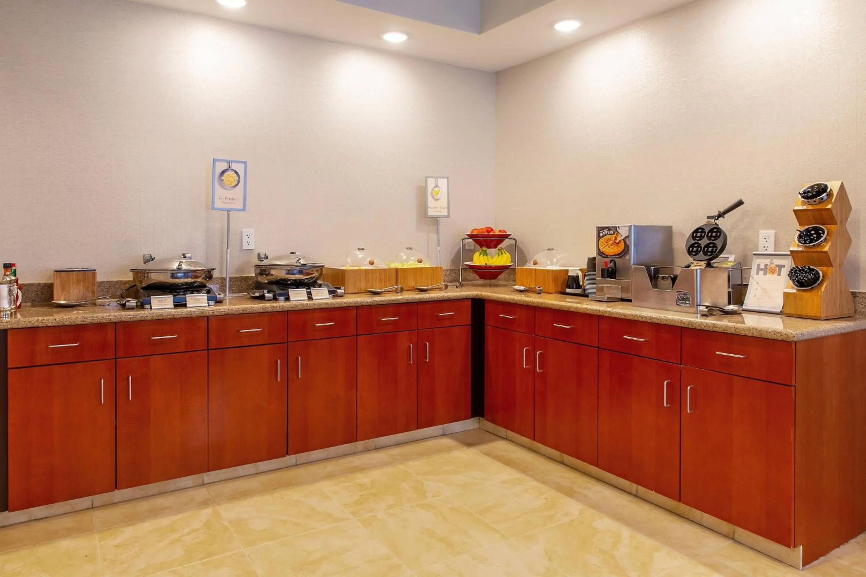 Breakfast in Fairfield Inn & Suites Minneapolis Eden Prairie