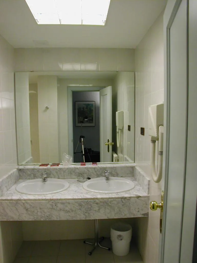 Bathroom in Hotel Rey Sancho Ramírez Somontano SL