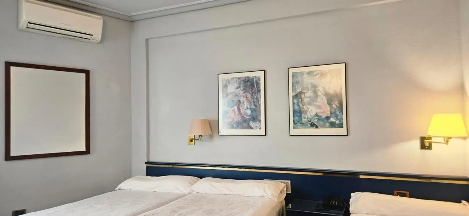 Bed in Hotel Rey Sancho Ramírez Somontano SL Bed in Hotel Rey Sancho Ramírez Somontano SL