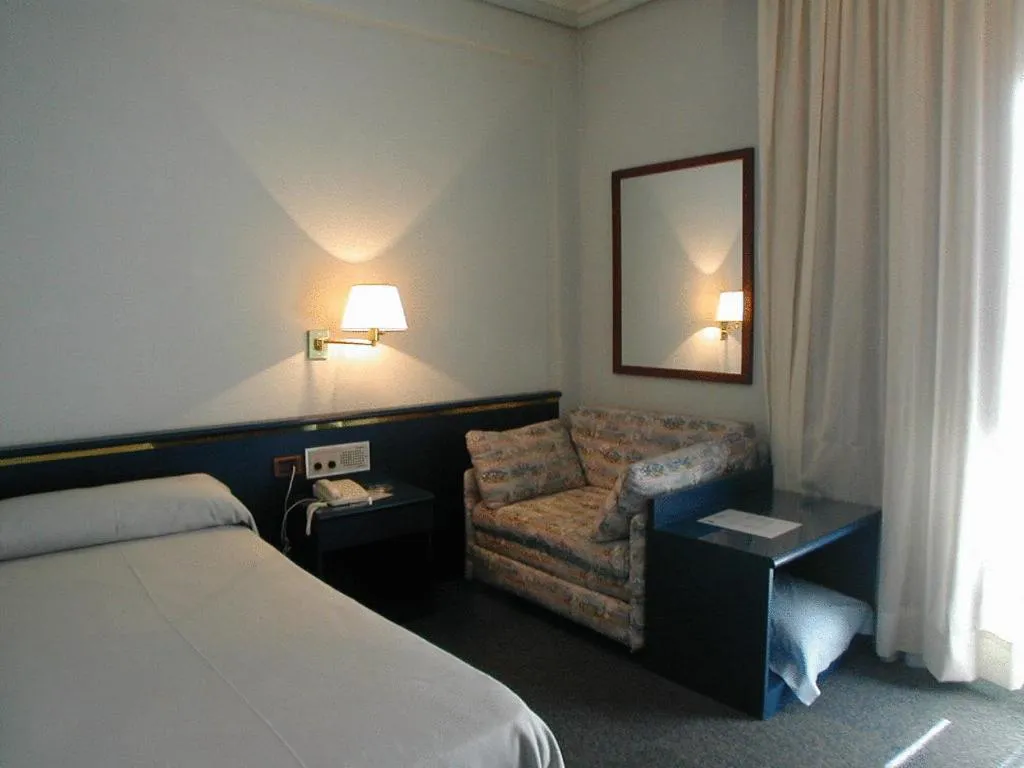 Photo of the whole room, Bed in Hotel Rey Sancho Ramírez Somontano SL
