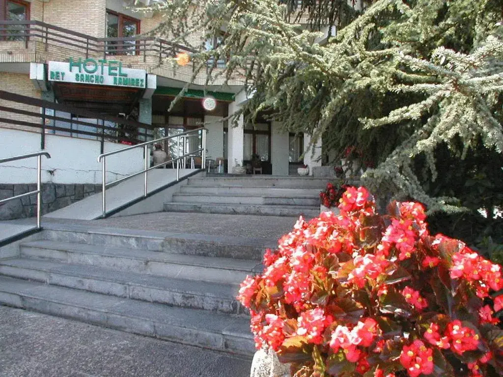 Lobby or reception in Hotel Rey Sancho Ramírez Somontano SL Lobby or reception in Hotel Rey Sancho Ramírez Somontano SL