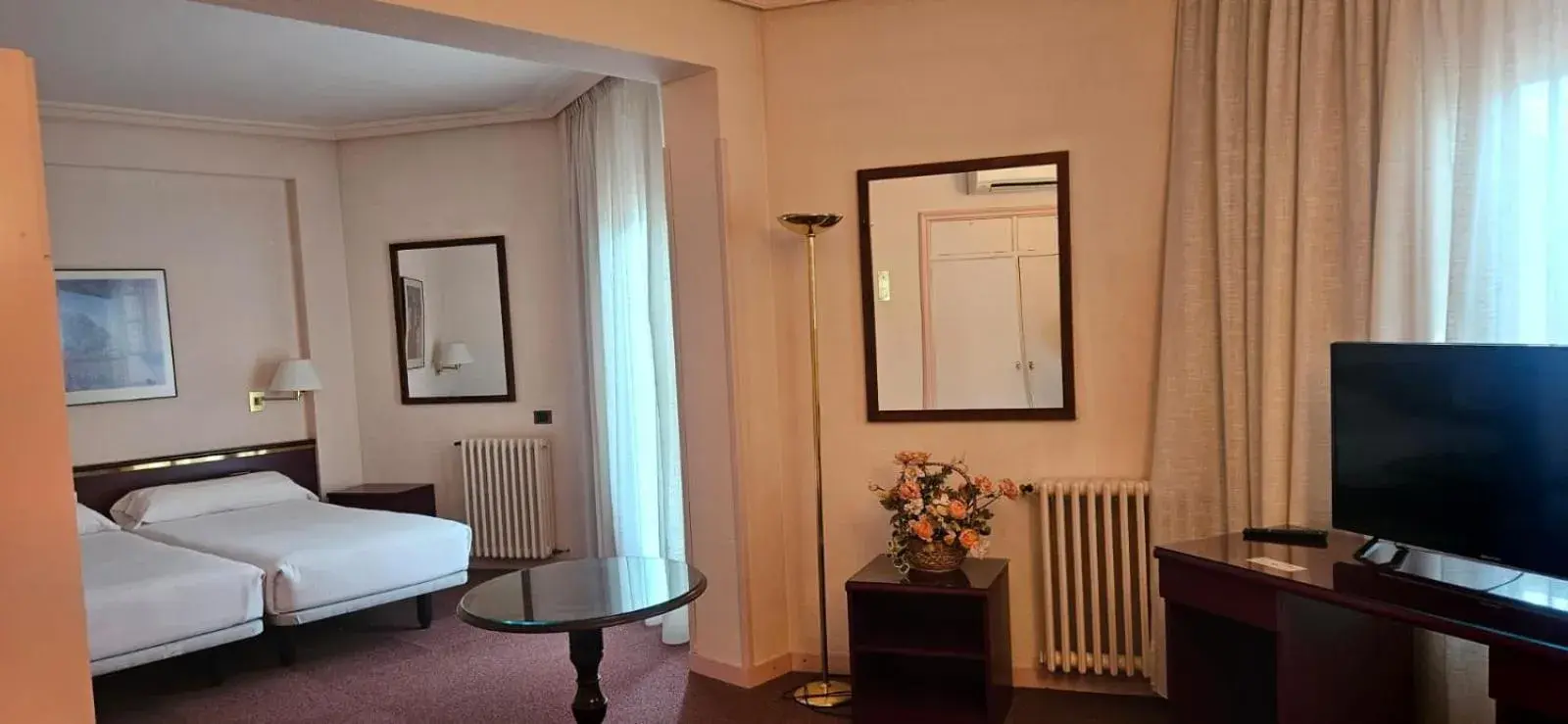 Bed in Hotel Rey Sancho Ramírez Somontano SL Bed in Hotel Rey Sancho Ramírez Somontano SL