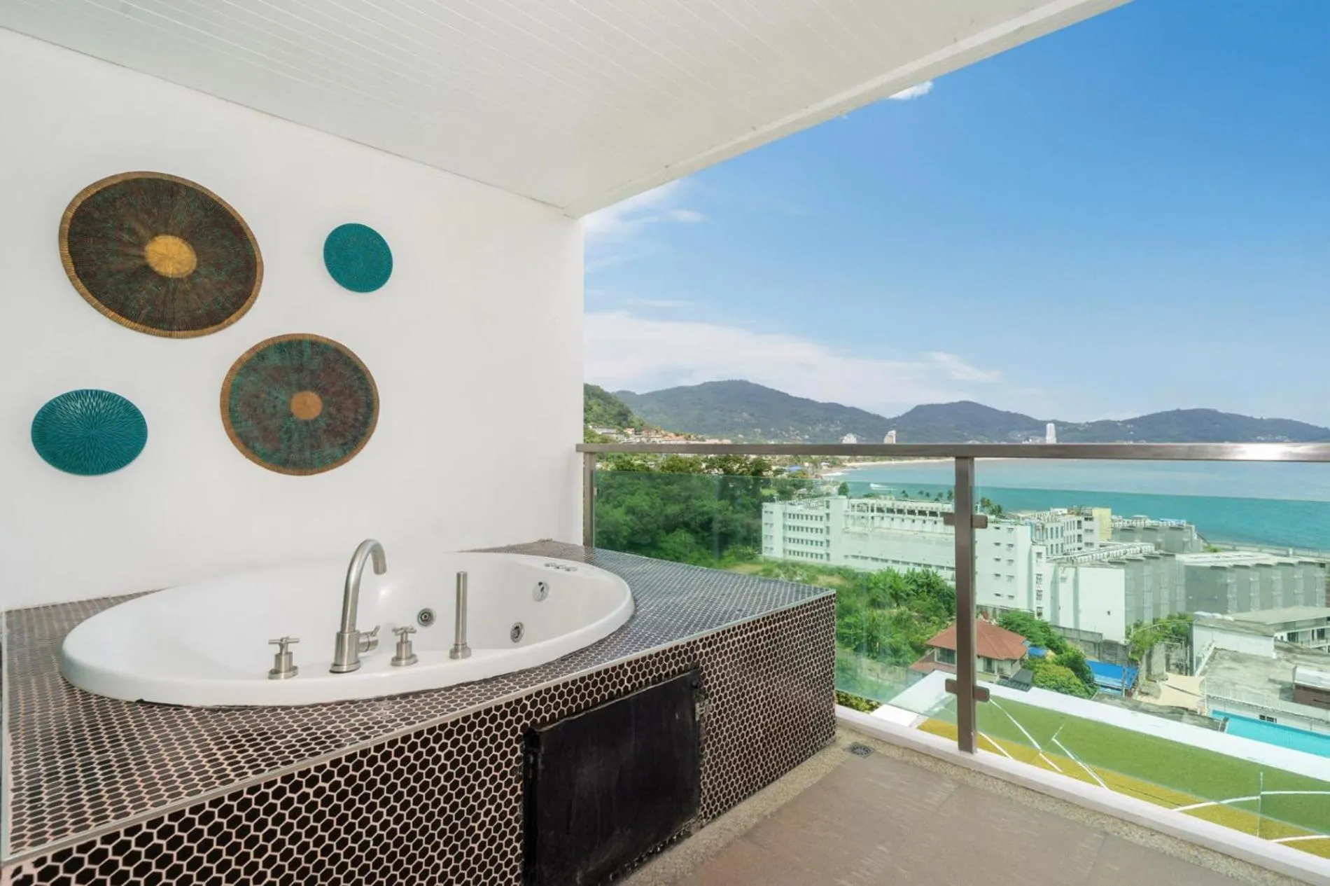 Private sea view apartment with jacuzzi at Baycliff