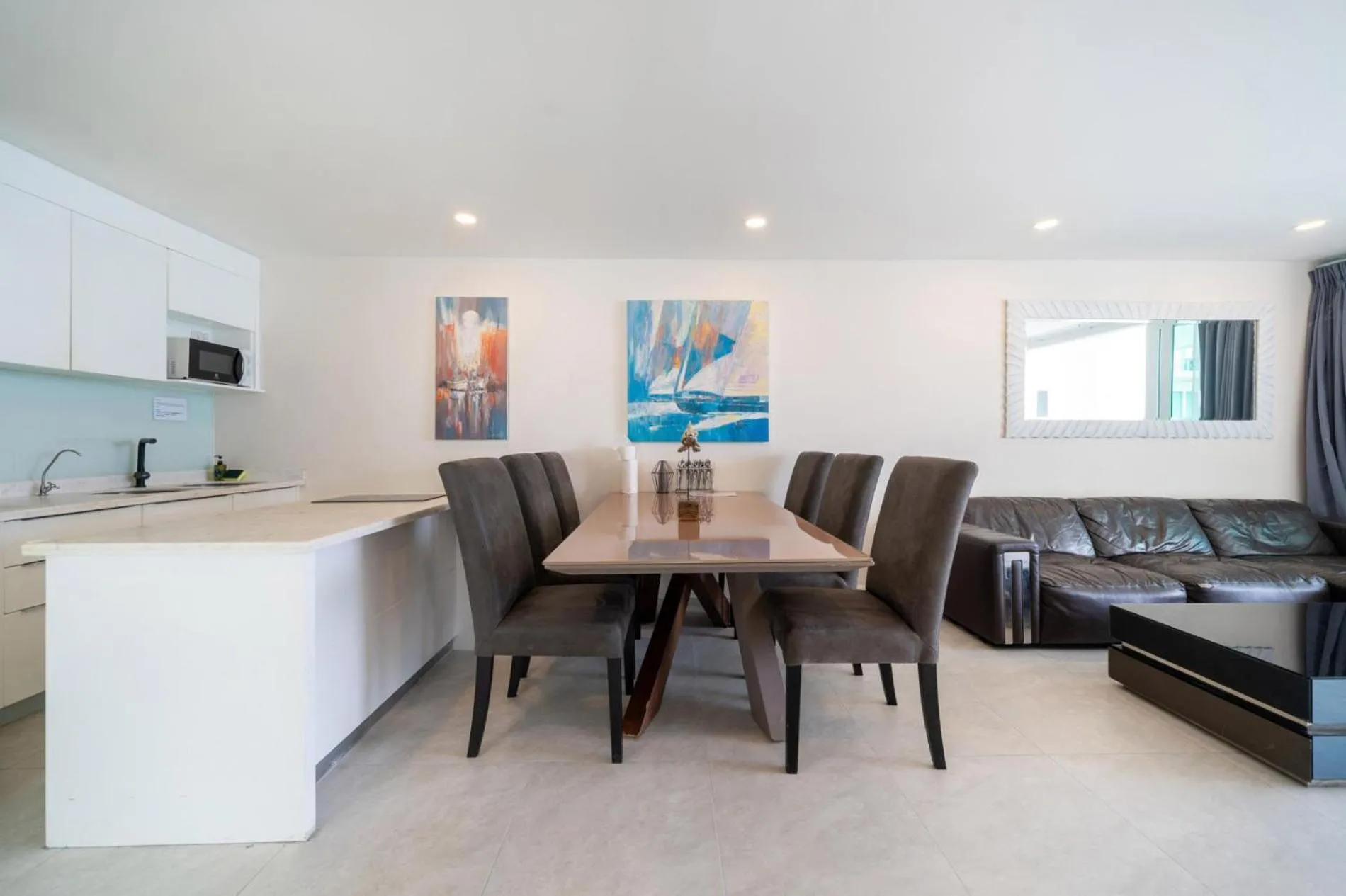 Private sea view apartment with jacuzzi at Baycliff