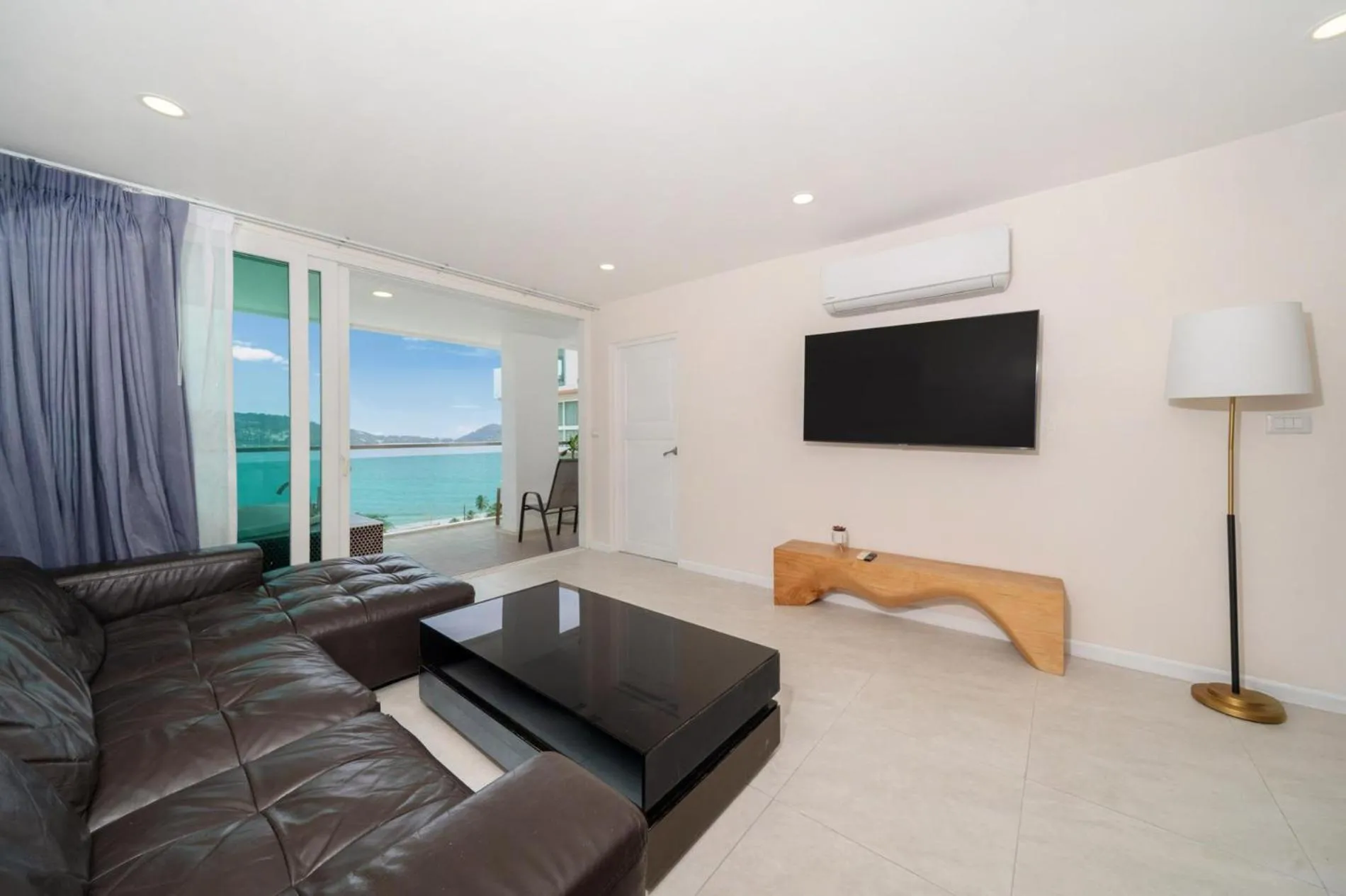 Private sea view apartment with jacuzzi at Baycliff