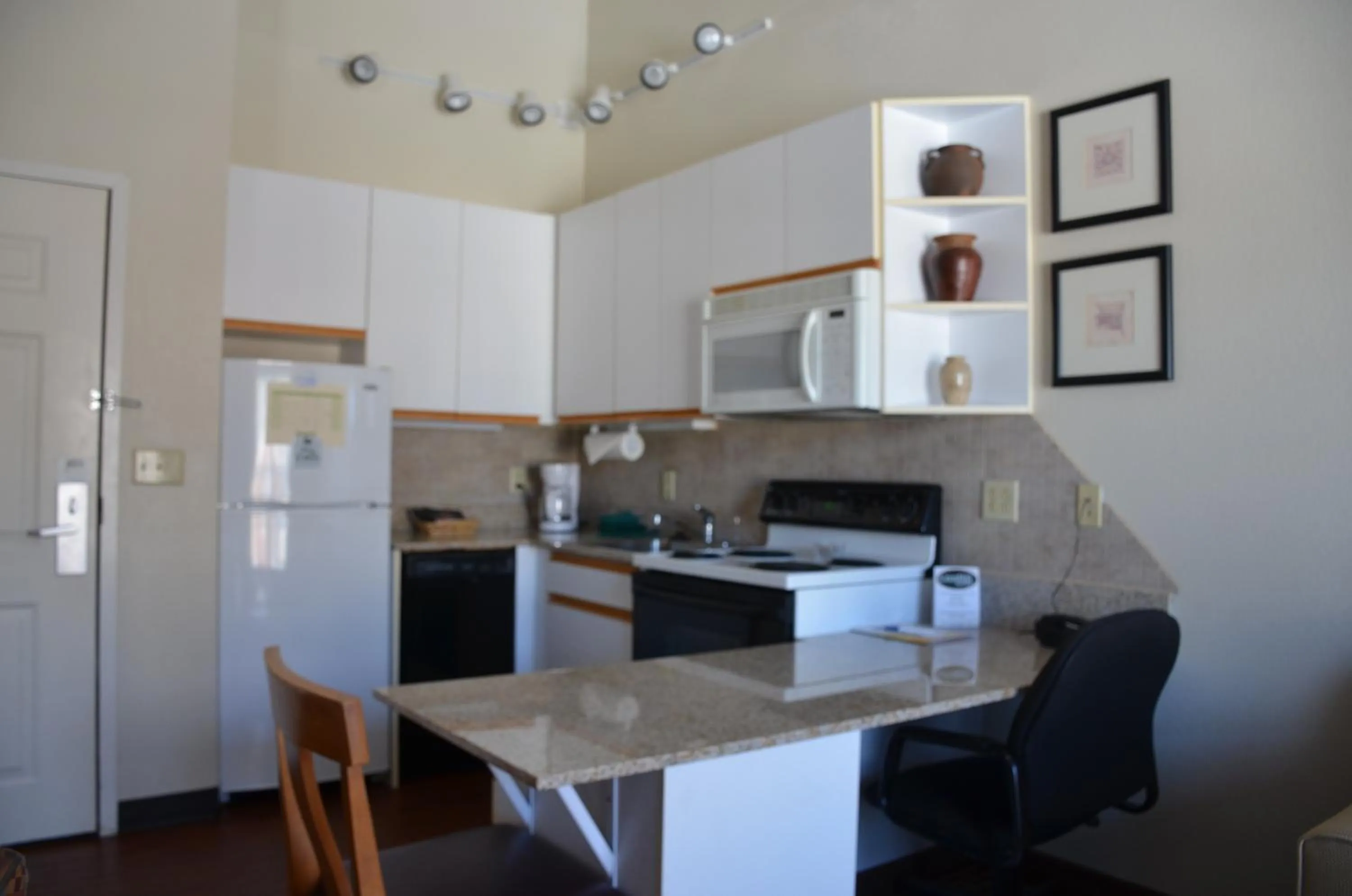 Kitchen or kitchenette in Cresthill Suites Syracuse