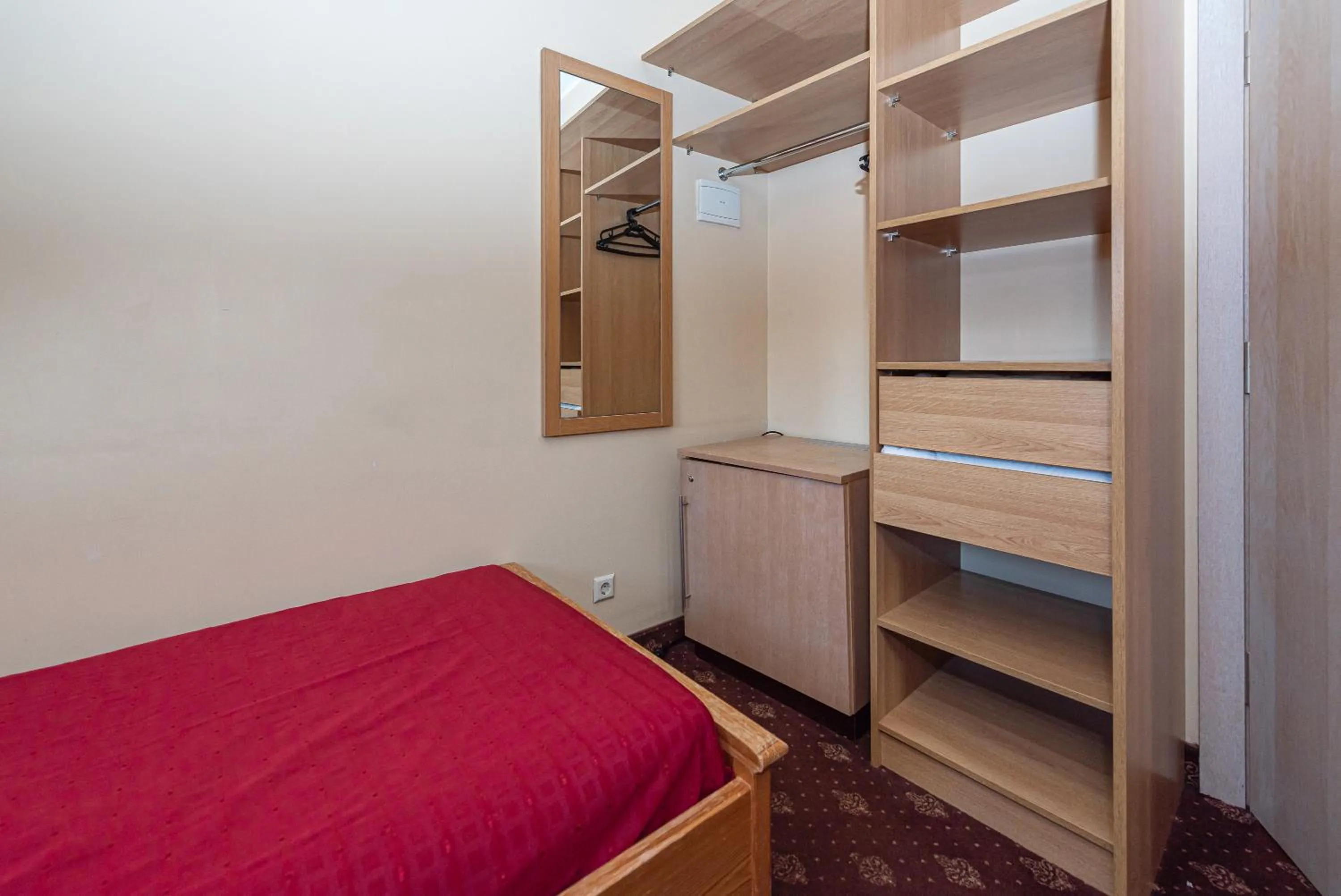 wardrobe, Bed in Alexa Old Town