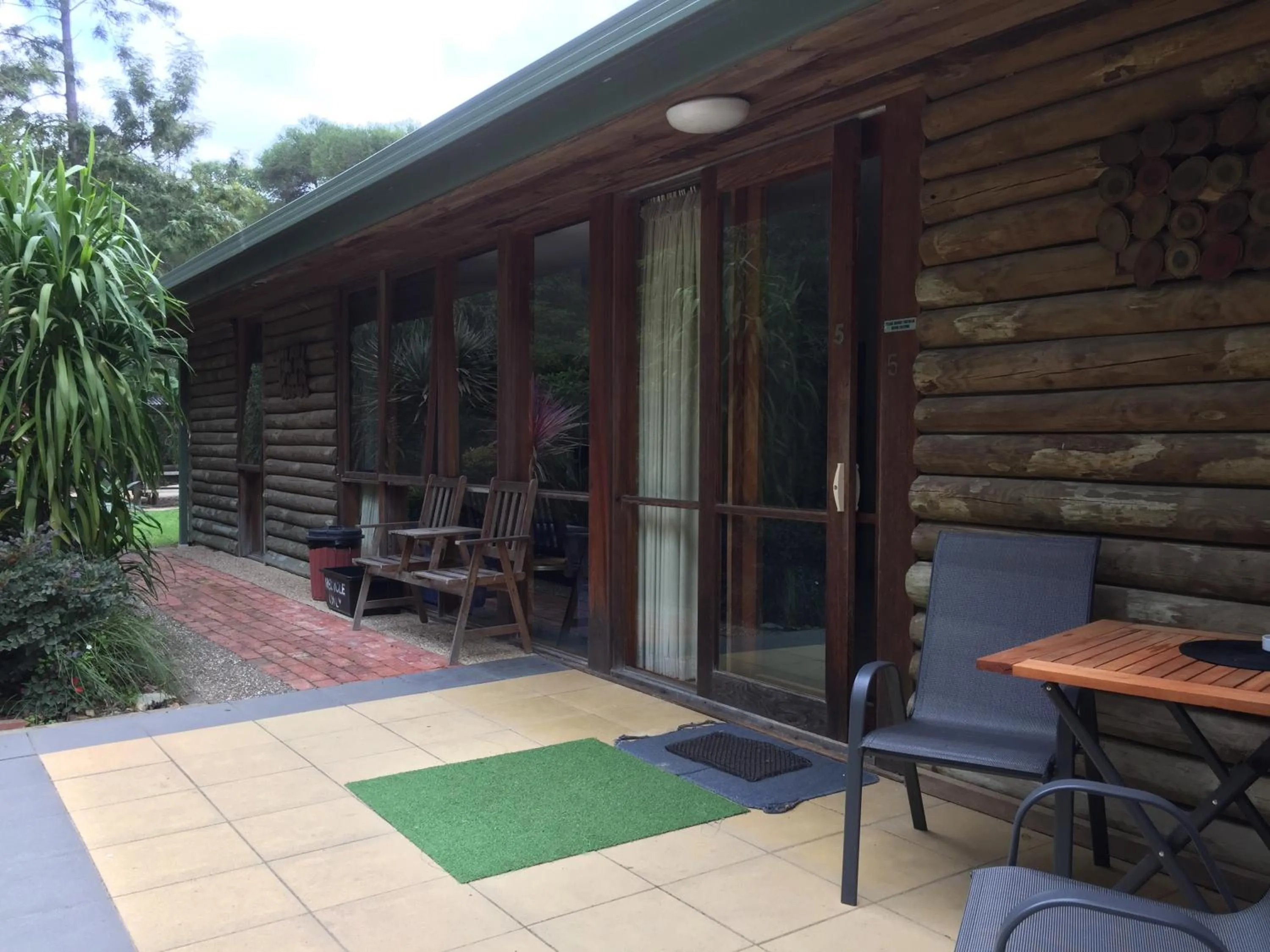Mallacoota Log cabins