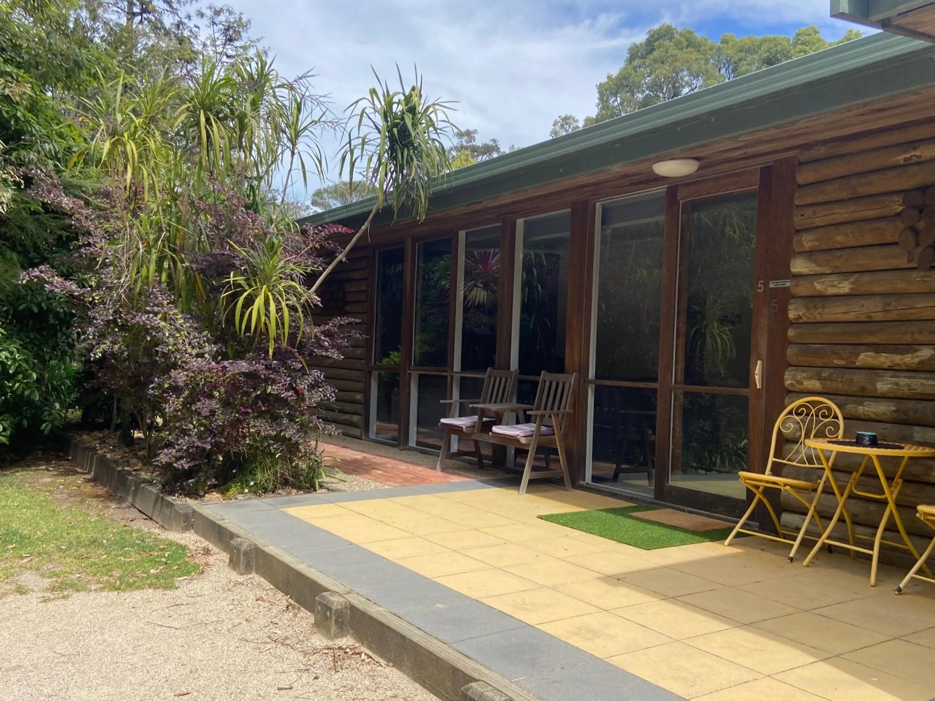 Mallacoota Log cabins
