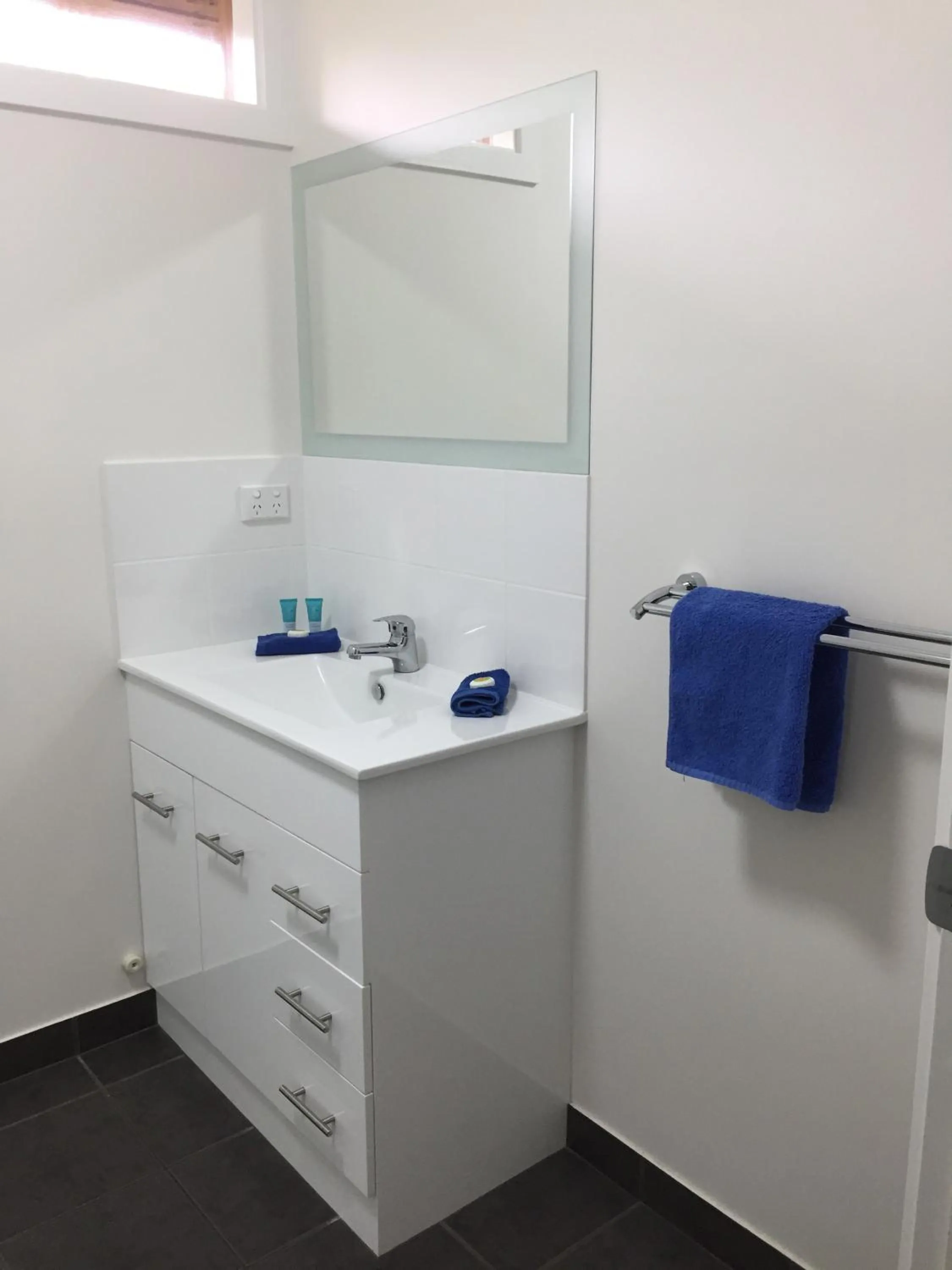 Bathroom in Mallacoota Log cabins