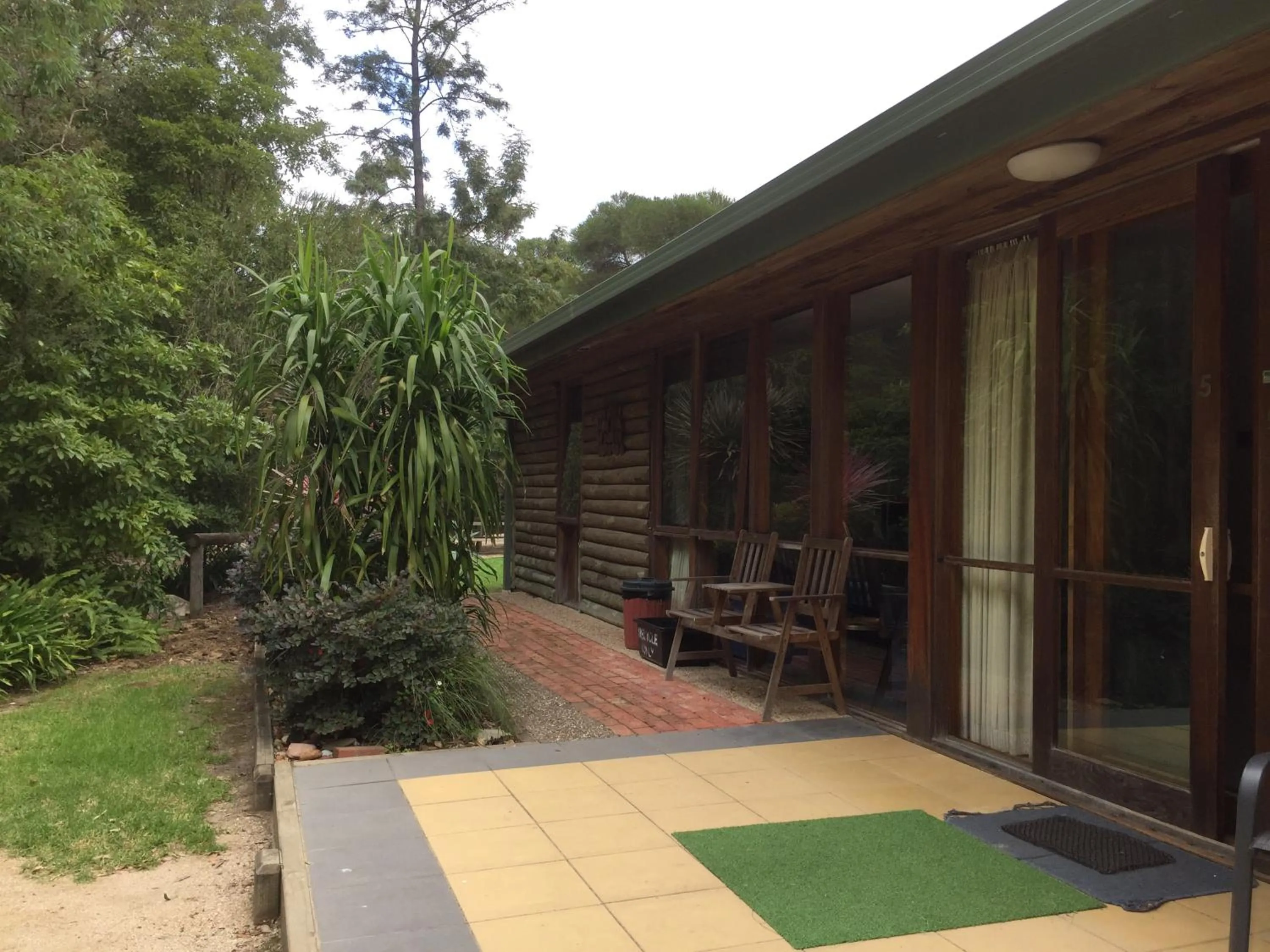 Facade/entrance in Mallacoota Log cabins