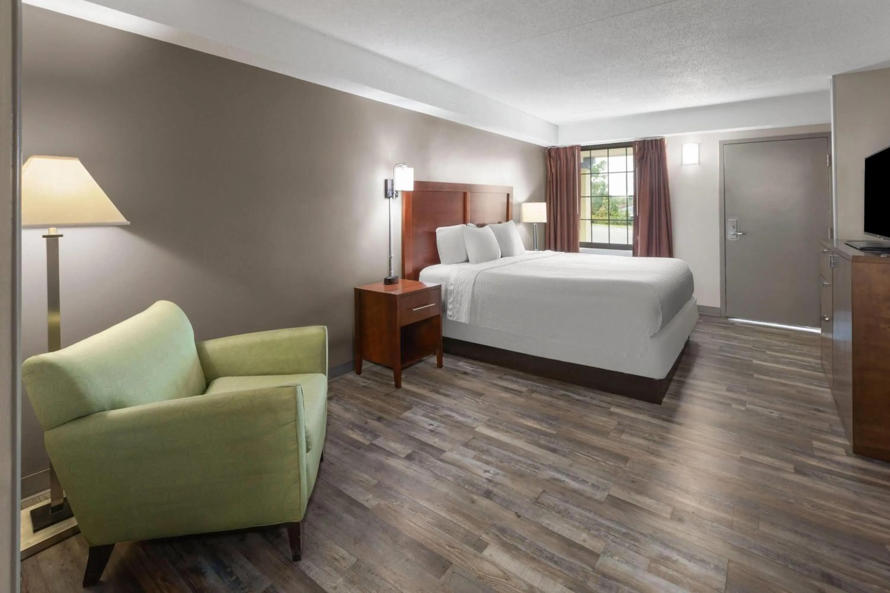 Photo of the whole room, Bed in Days Inn by Wyndham Dumfries Quantico
