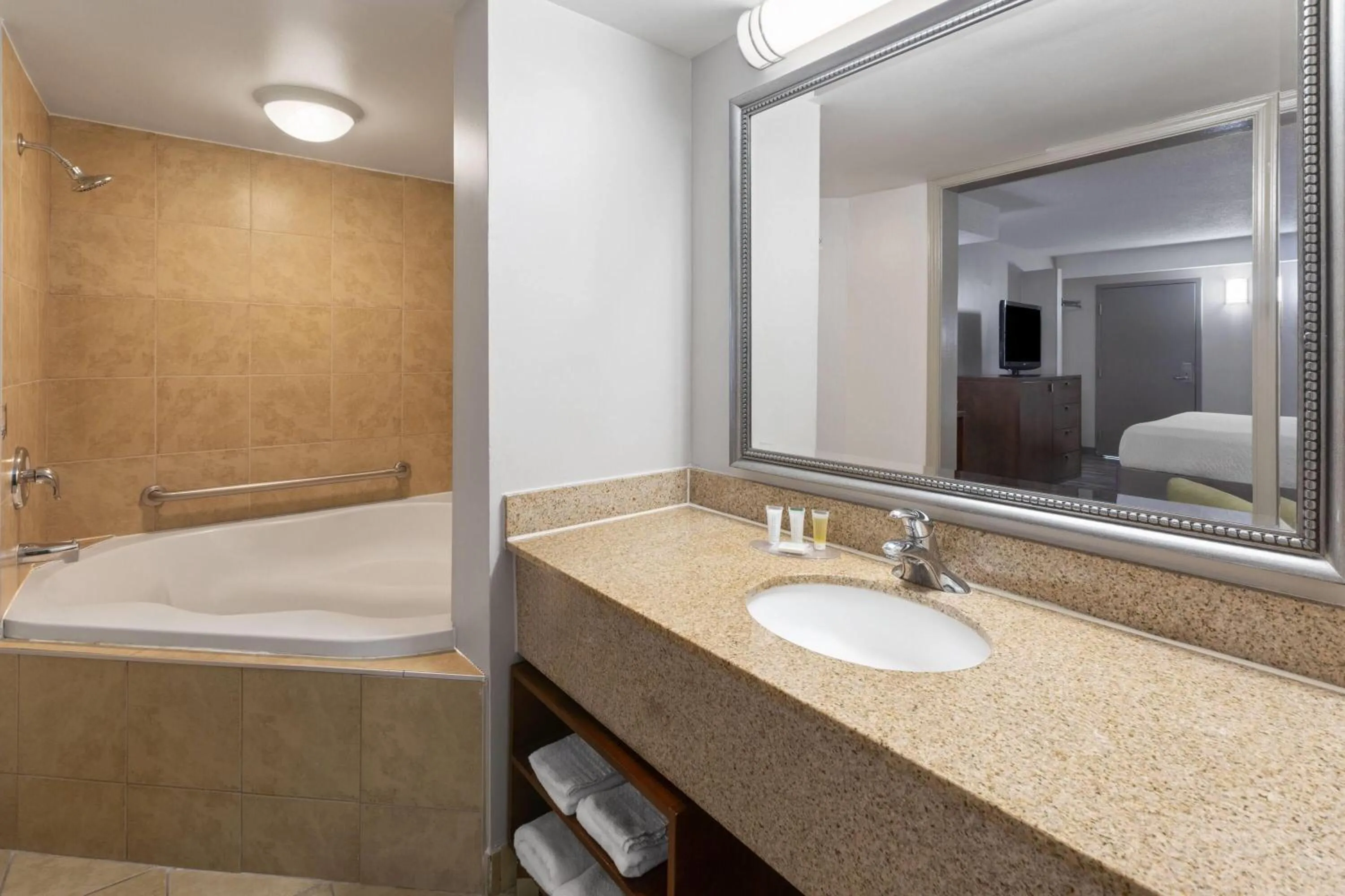 Bath in Days Inn by Wyndham Dumfries Quantico