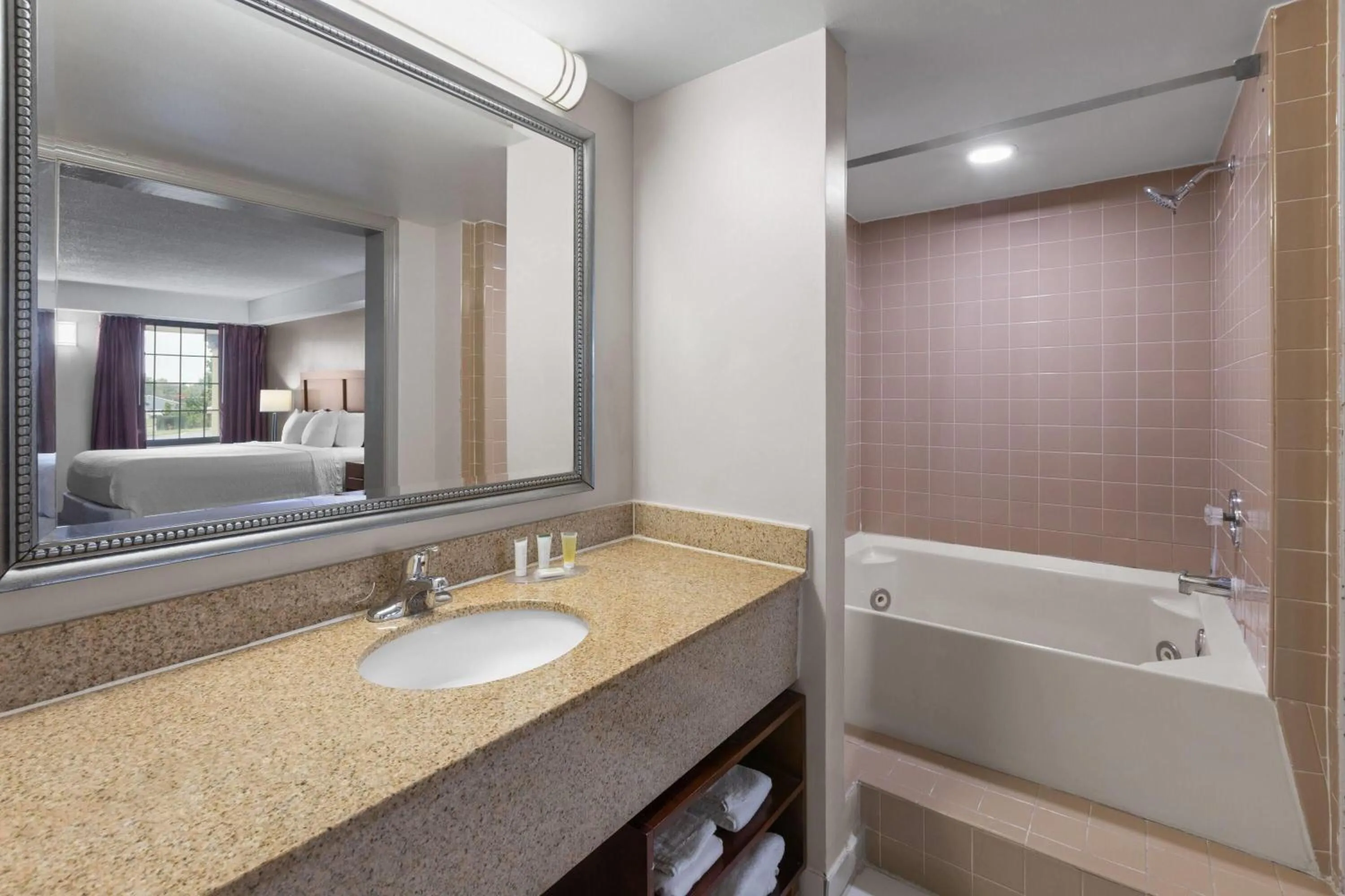 Bathroom in Days Inn by Wyndham Dumfries Quantico