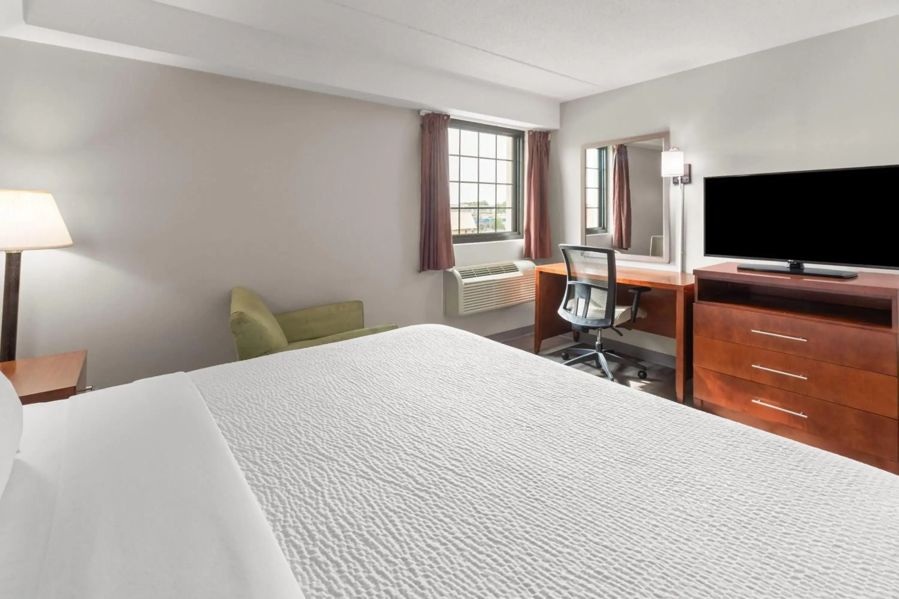 Photo of the whole room, Bed in Days Inn by Wyndham Dumfries Quantico Photo of the whole room, Bed in Days Inn by Wyndham Dumfries Quantico