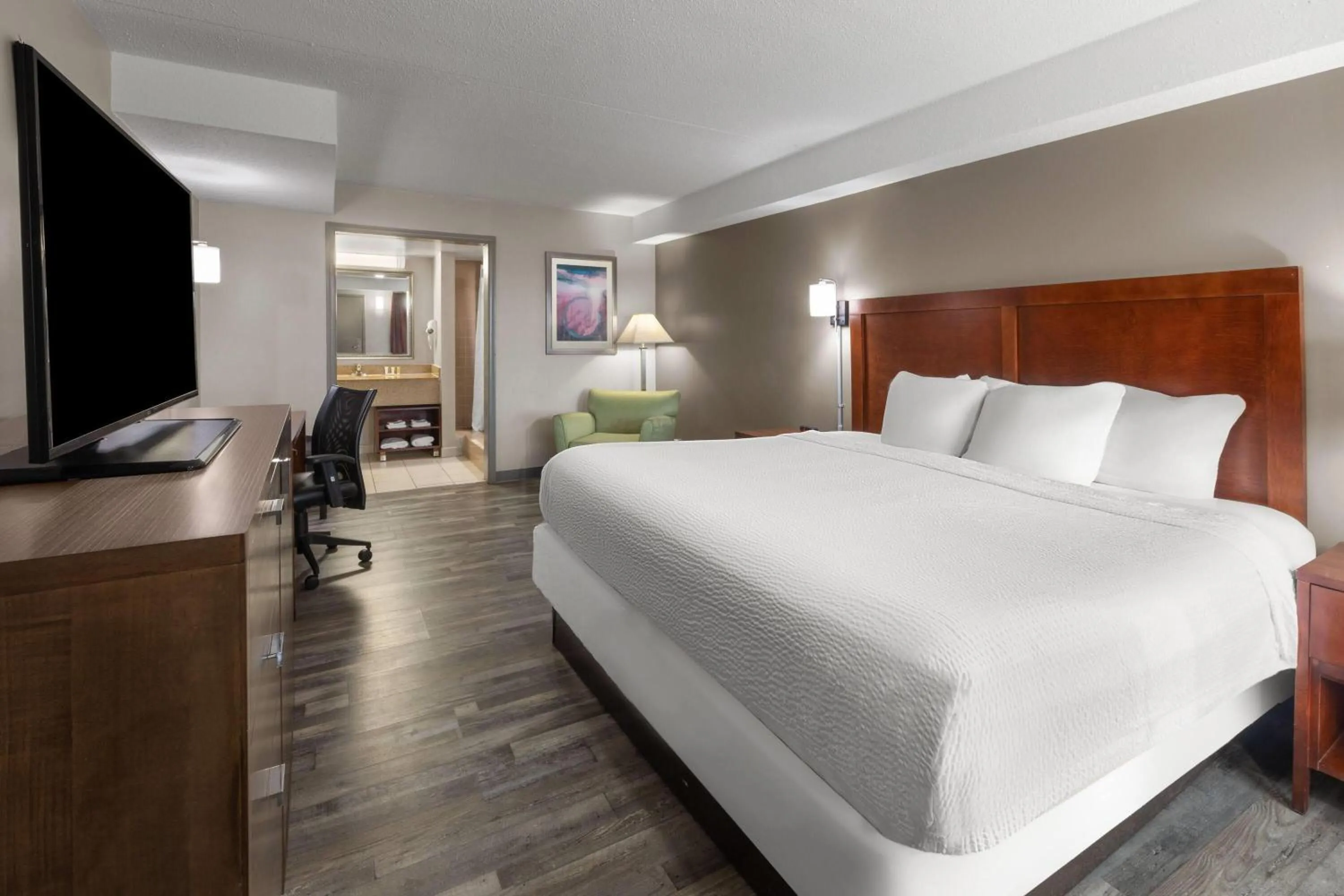 Photo of the whole room, Bed in Days Inn by Wyndham Dumfries Quantico