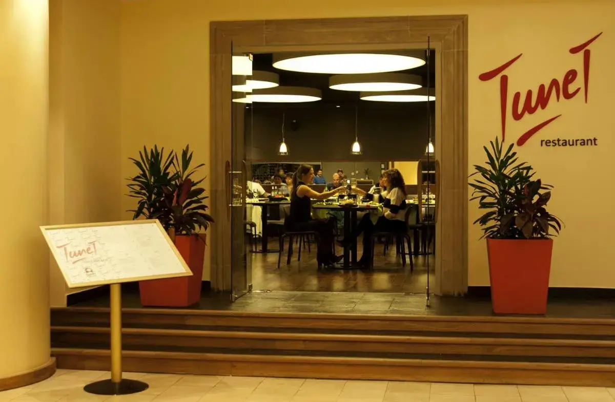 Restaurant/places to eat in Austral Express Restaurant/places to eat in Austral Express