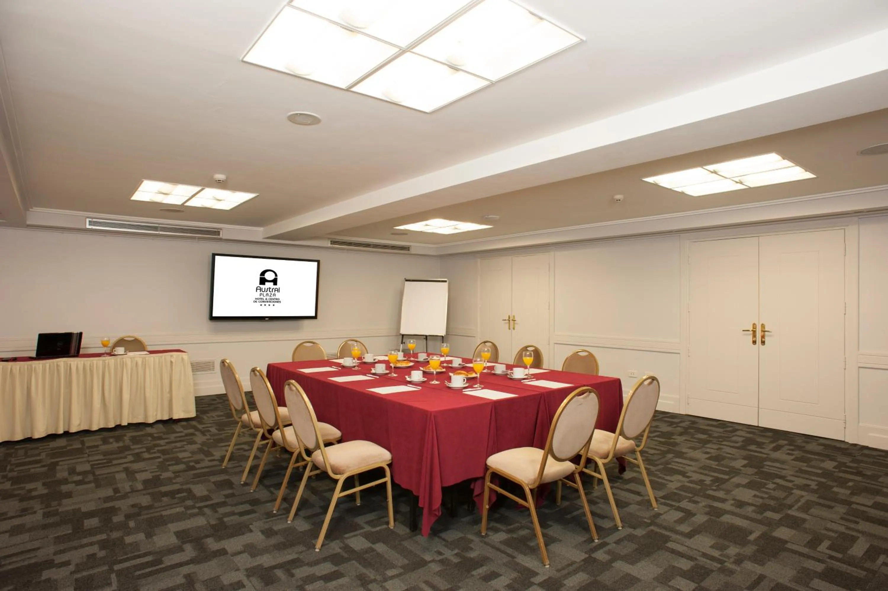 Communal lounge/ TV room in Austral Express