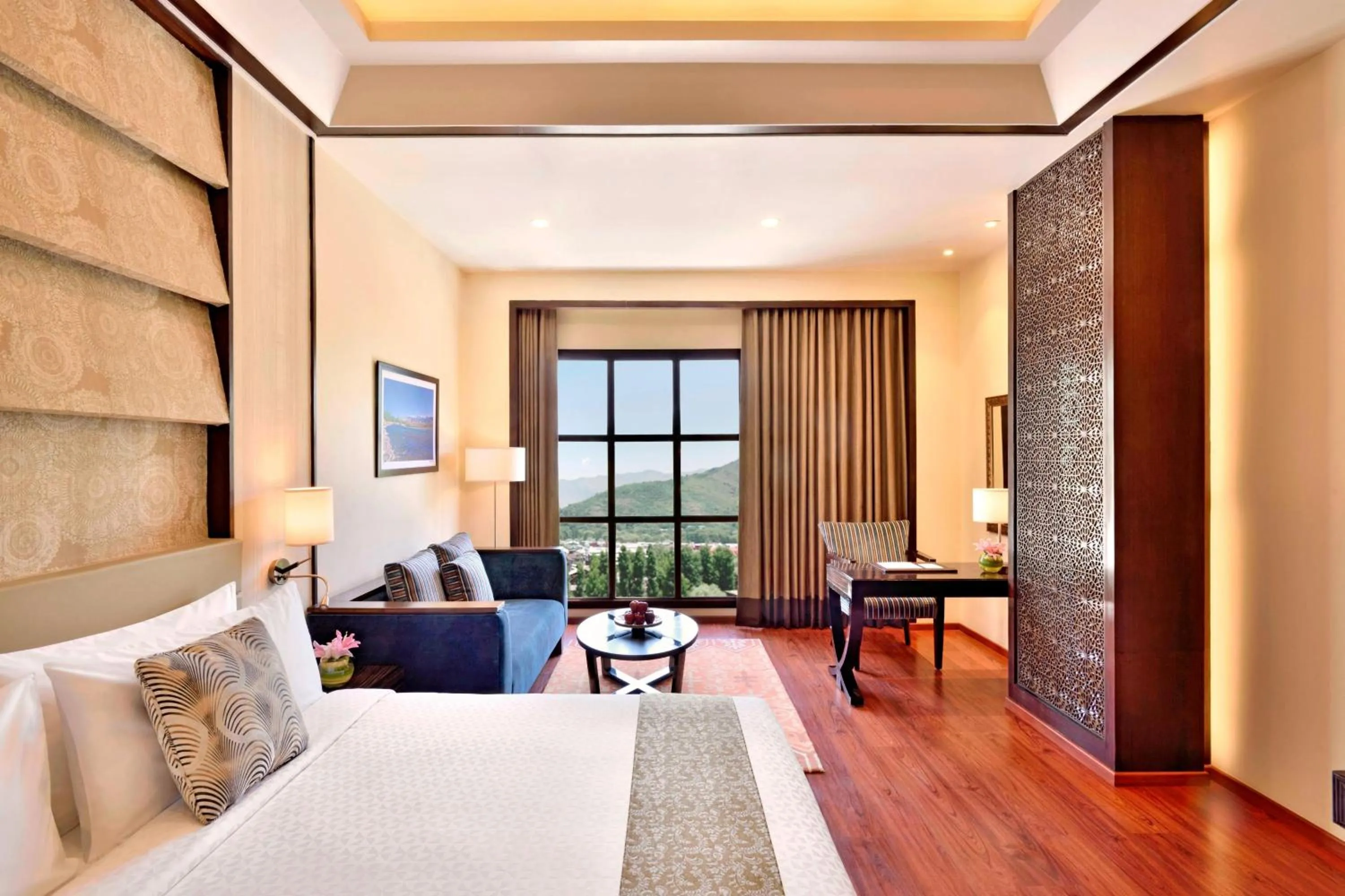 Photo of the whole room, Bed in Four Points by Sheraton Srinagar