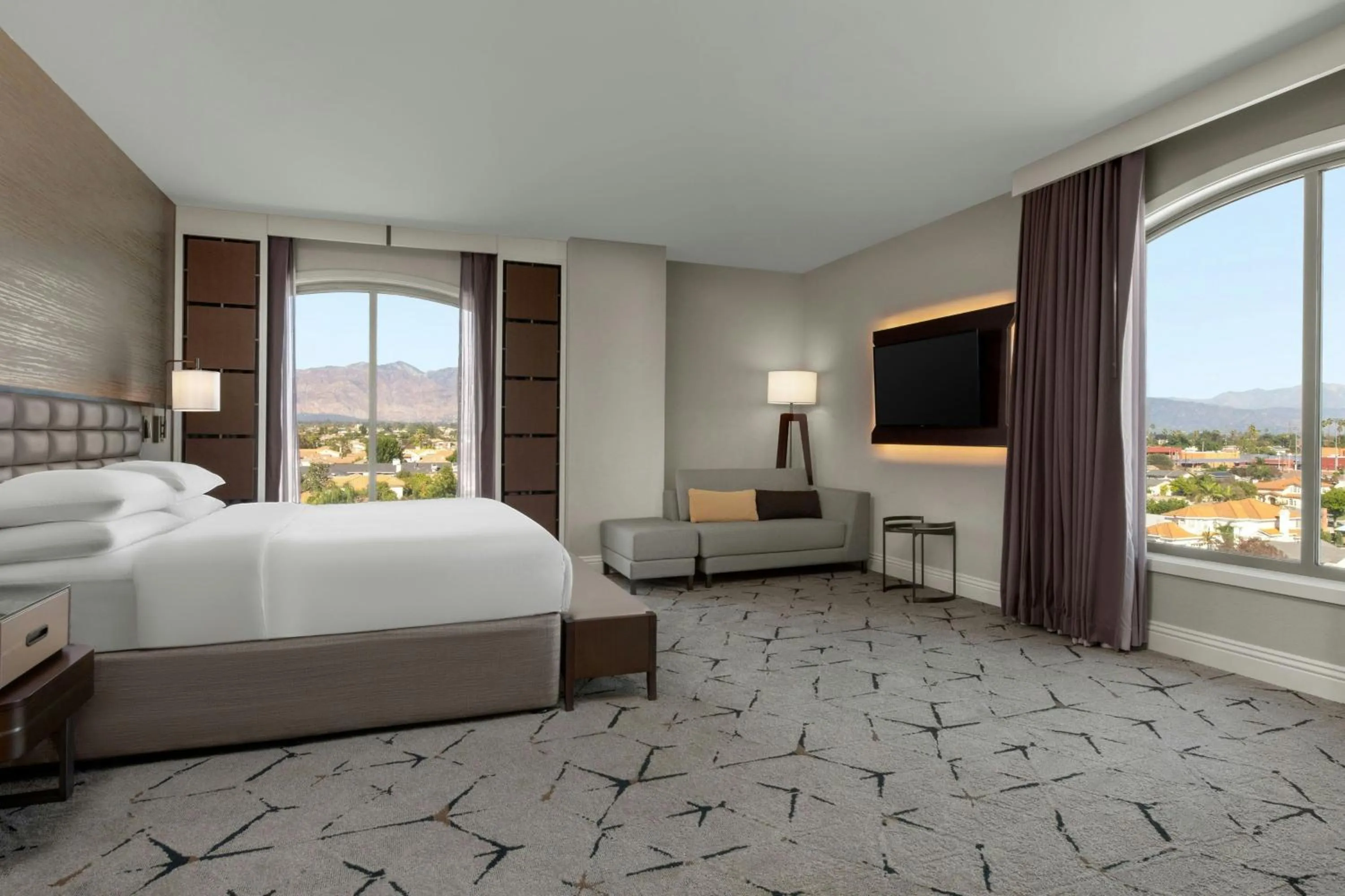 Bedroom, Bed in Sheraton Los Angeles San Gabriel