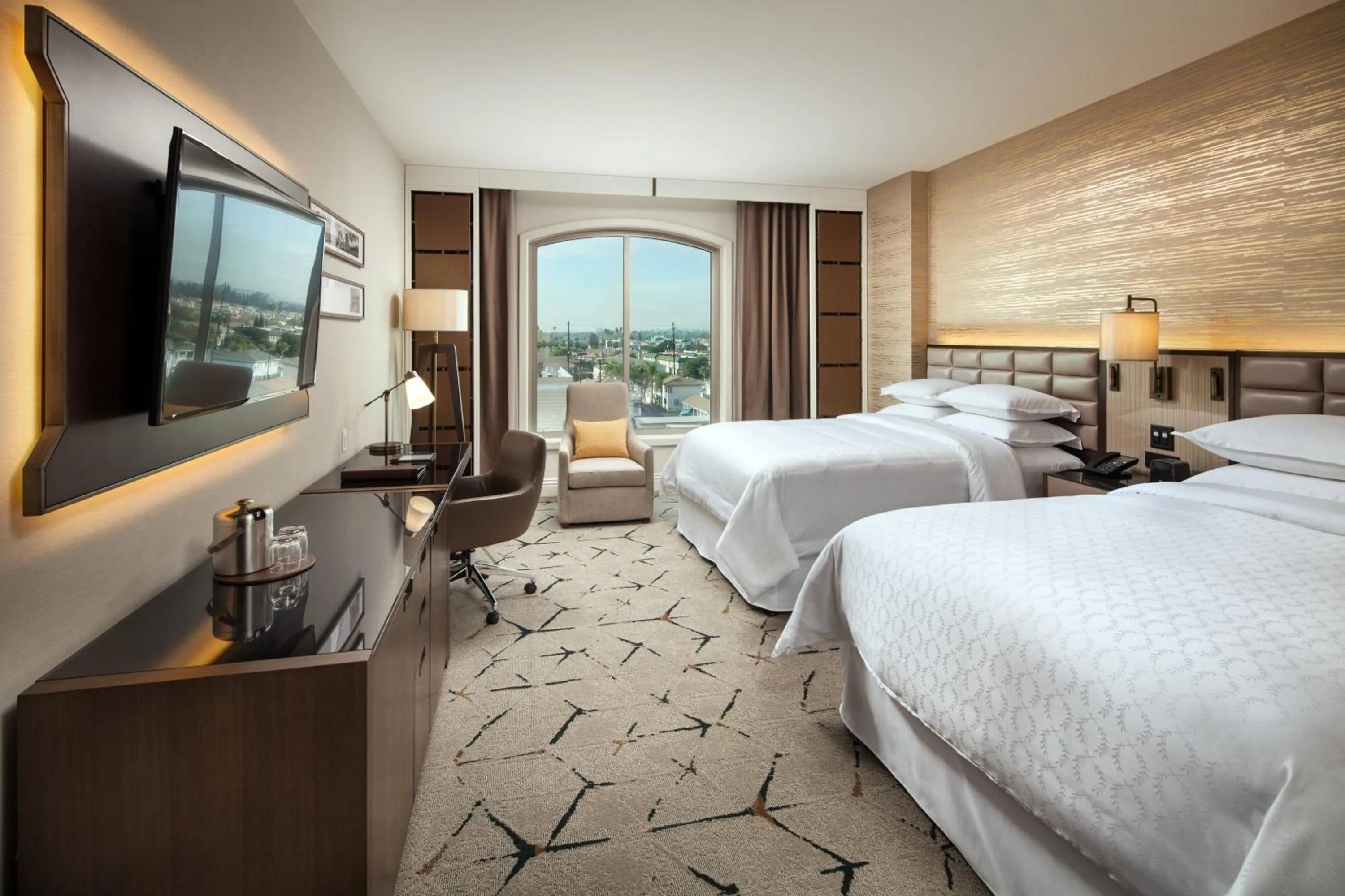 Photo of the whole room, Bed in Sheraton Los Angeles San Gabriel