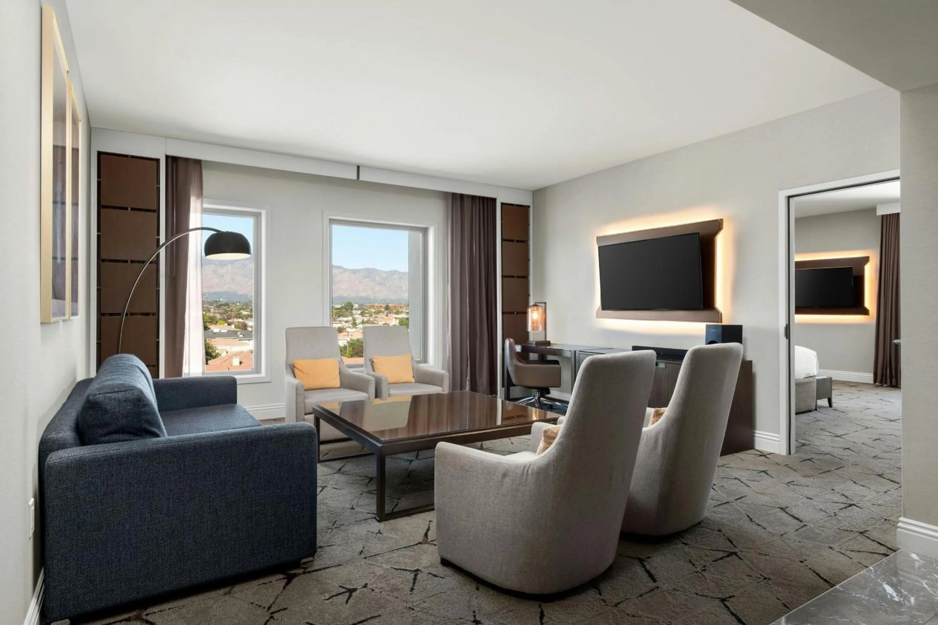 Living room in Sheraton Los Angeles San Gabriel