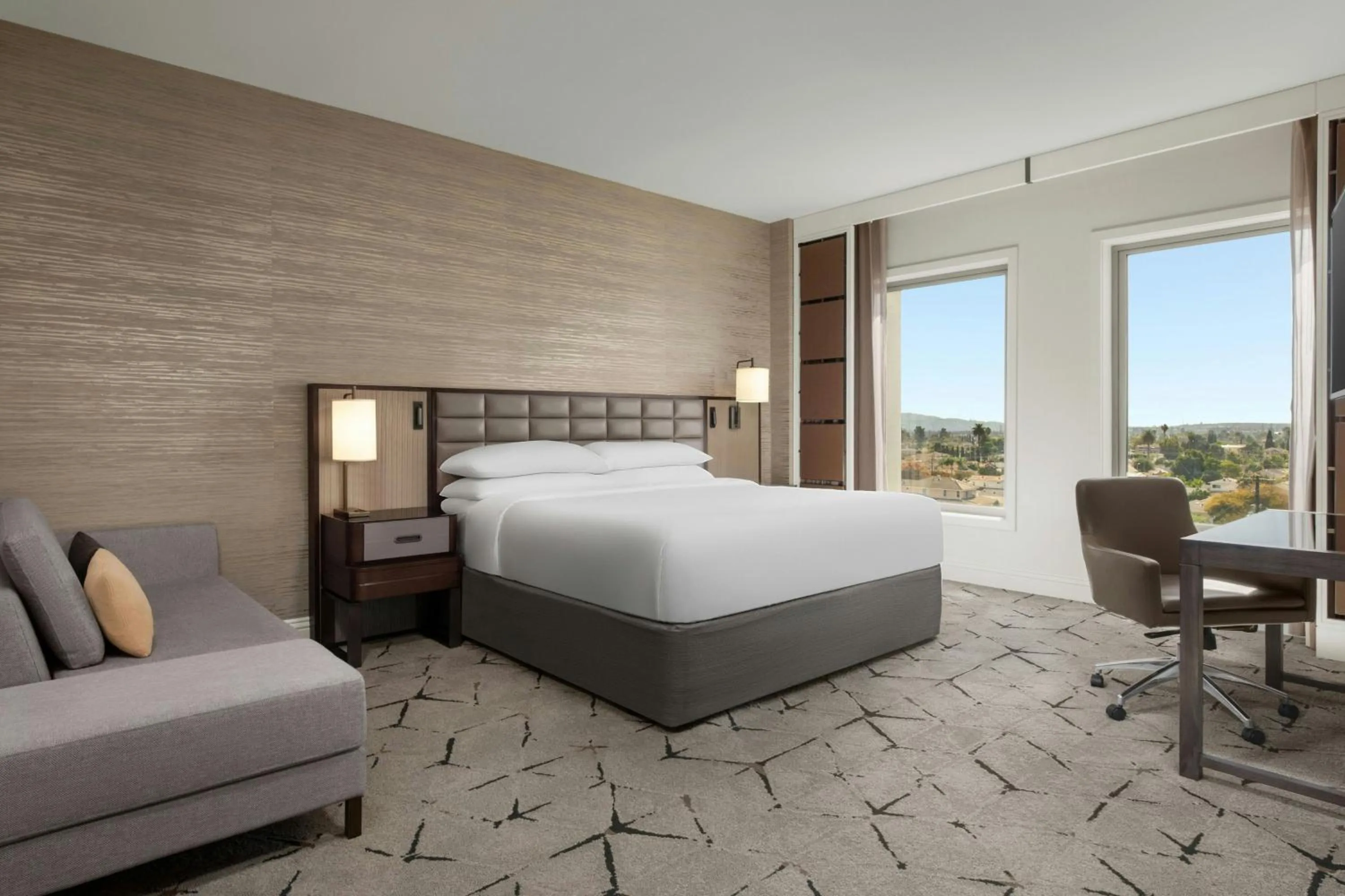 Bedroom, Bed in Sheraton Los Angeles San Gabriel