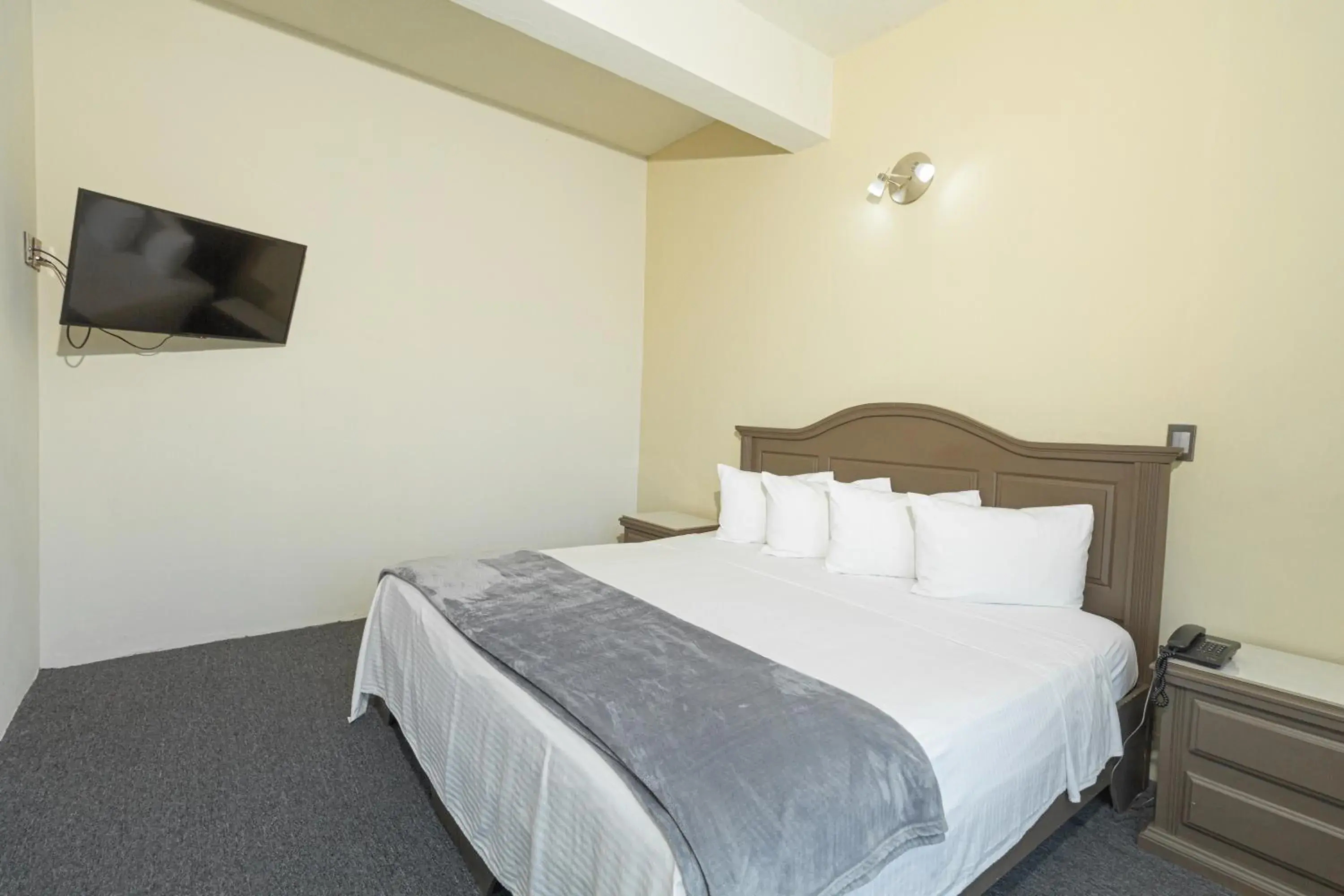 Bedroom, Bed in Hotel Plaza del Arco - Monterrey Bedroom, Bed in Hotel Plaza del Arco - Monterrey