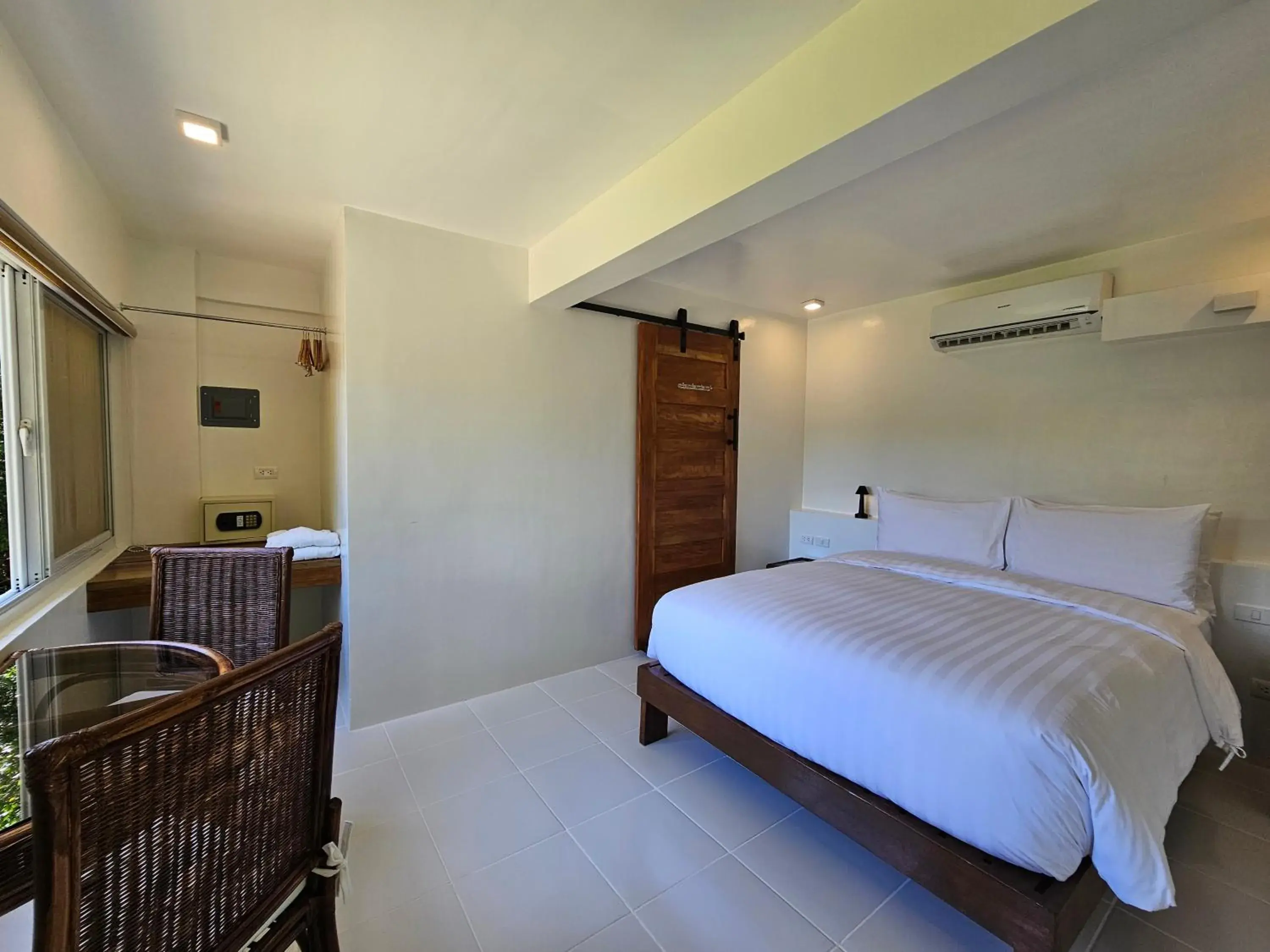 Photo of the whole room, Bed in Edgewater Dive & Spa Resort Photo of the whole room, Bed in Edgewater Dive & Spa Resort