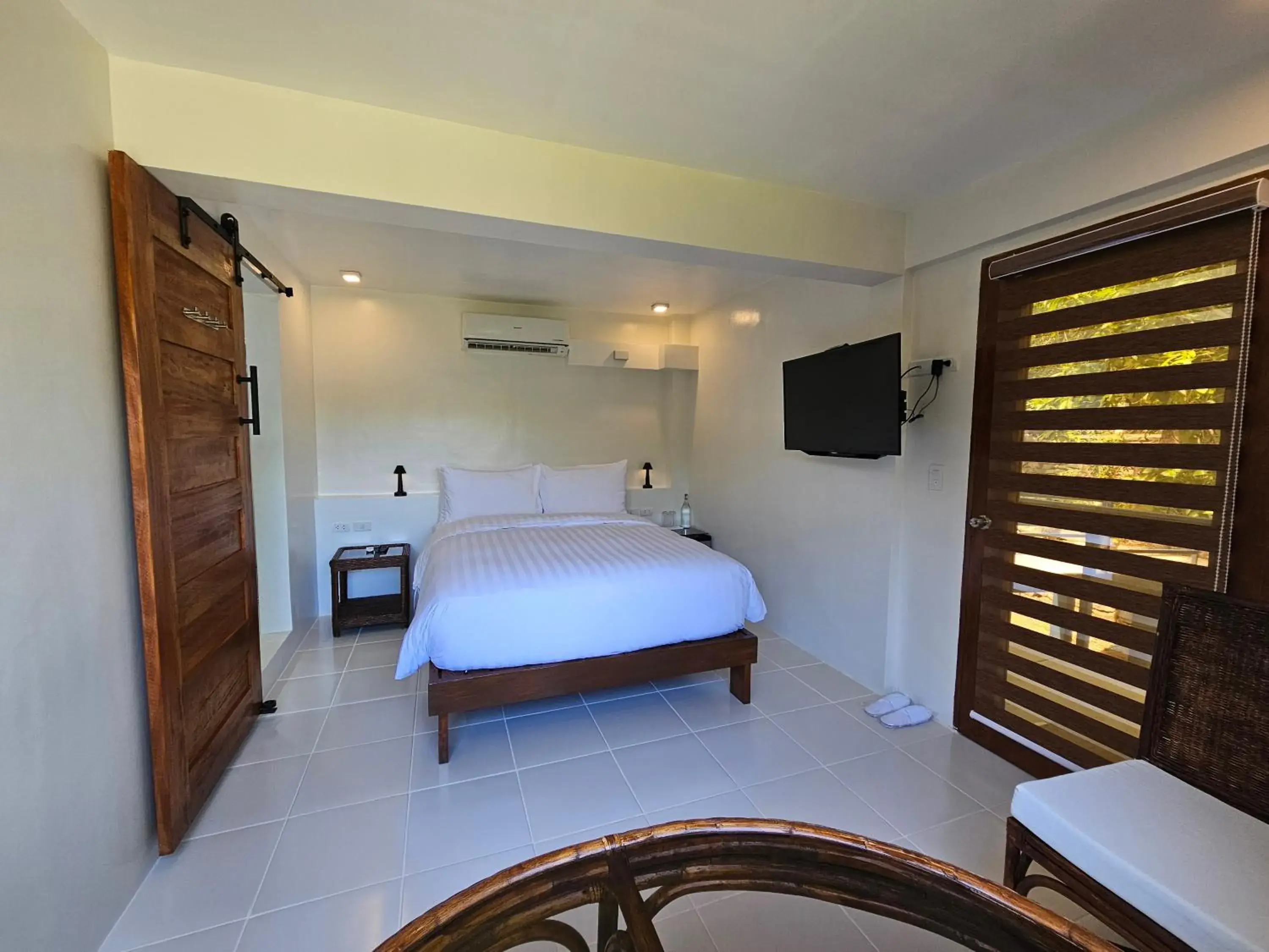 Photo of the whole room, Bed in Edgewater Dive & Spa Resort Photo of the whole room, Bed in Edgewater Dive & Spa Resort