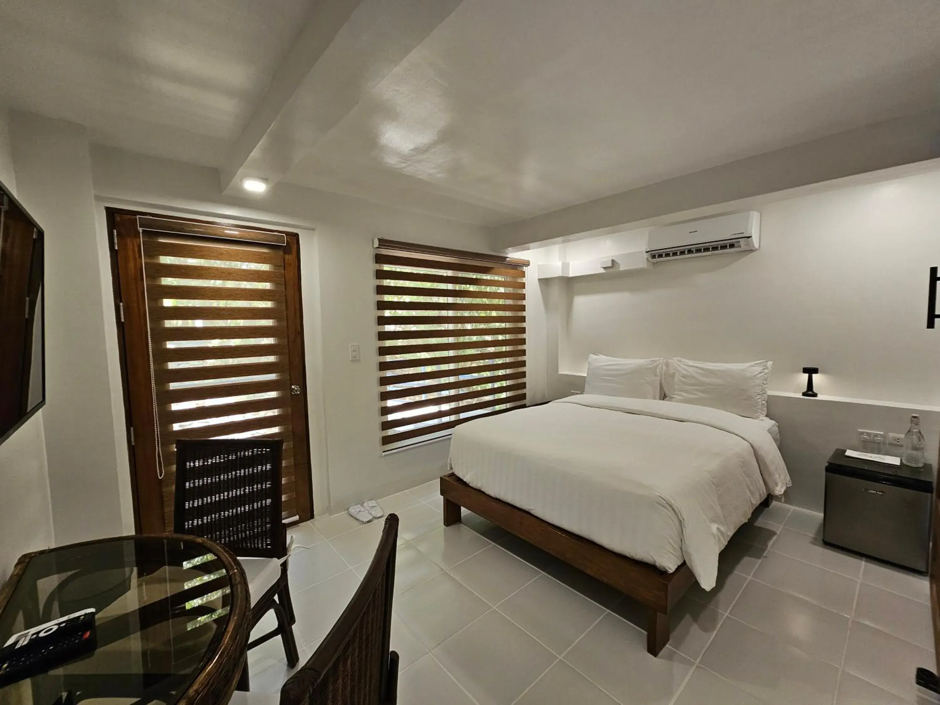 Photo of the whole room, Bed in Edgewater Dive & Spa Resort Photo of the whole room, Bed in Edgewater Dive & Spa Resort