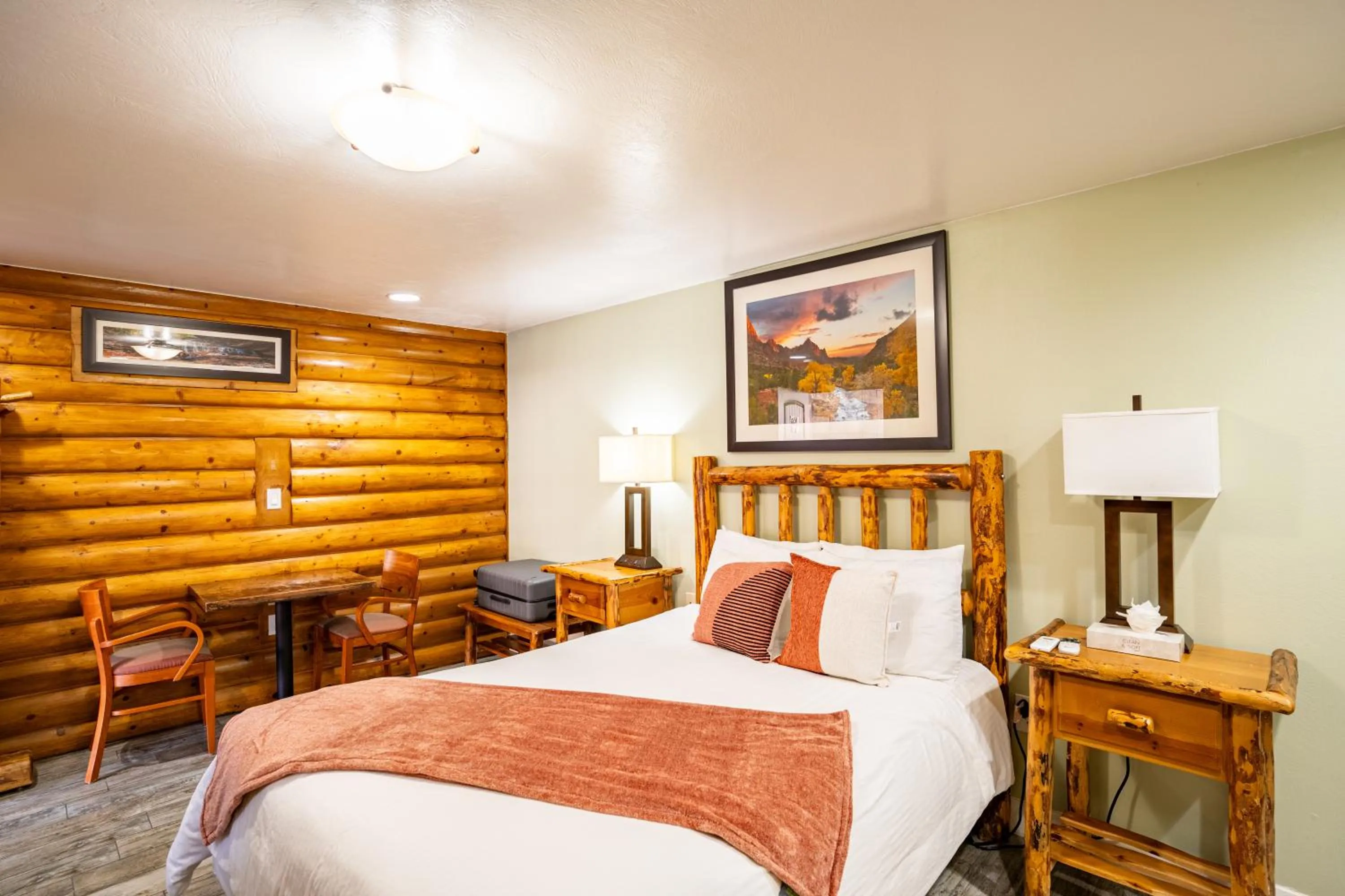 Queen Room - Disability Access in Pioneer Lodge Zion National Park-Springdale