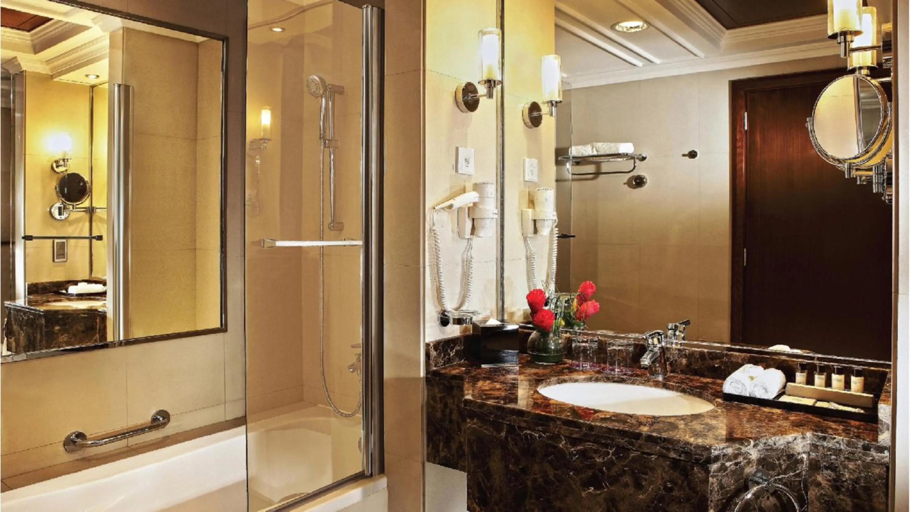 Bathroom in Park Regis Kris Kin Hotel