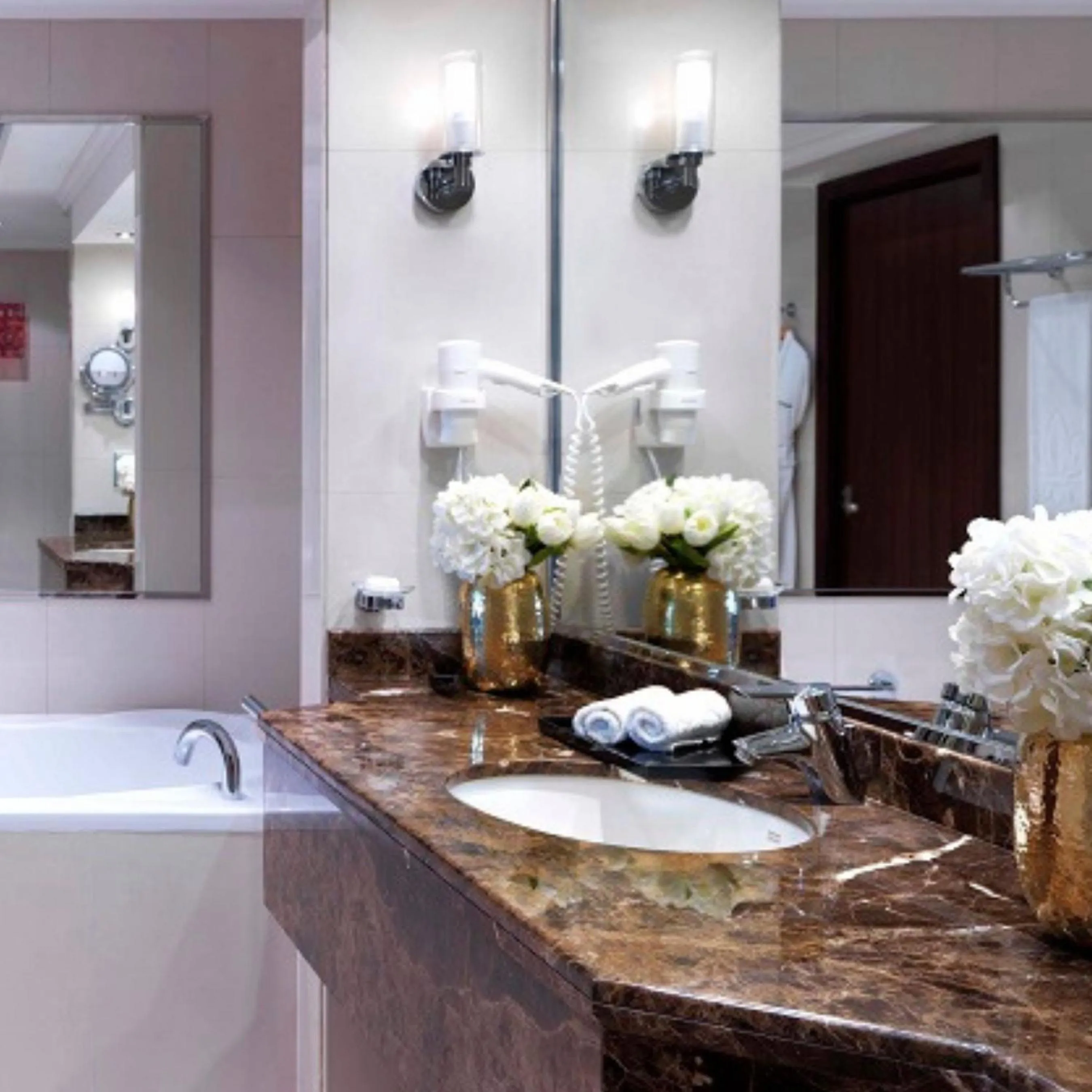 Bathroom in Park Regis Kris Kin Hotel