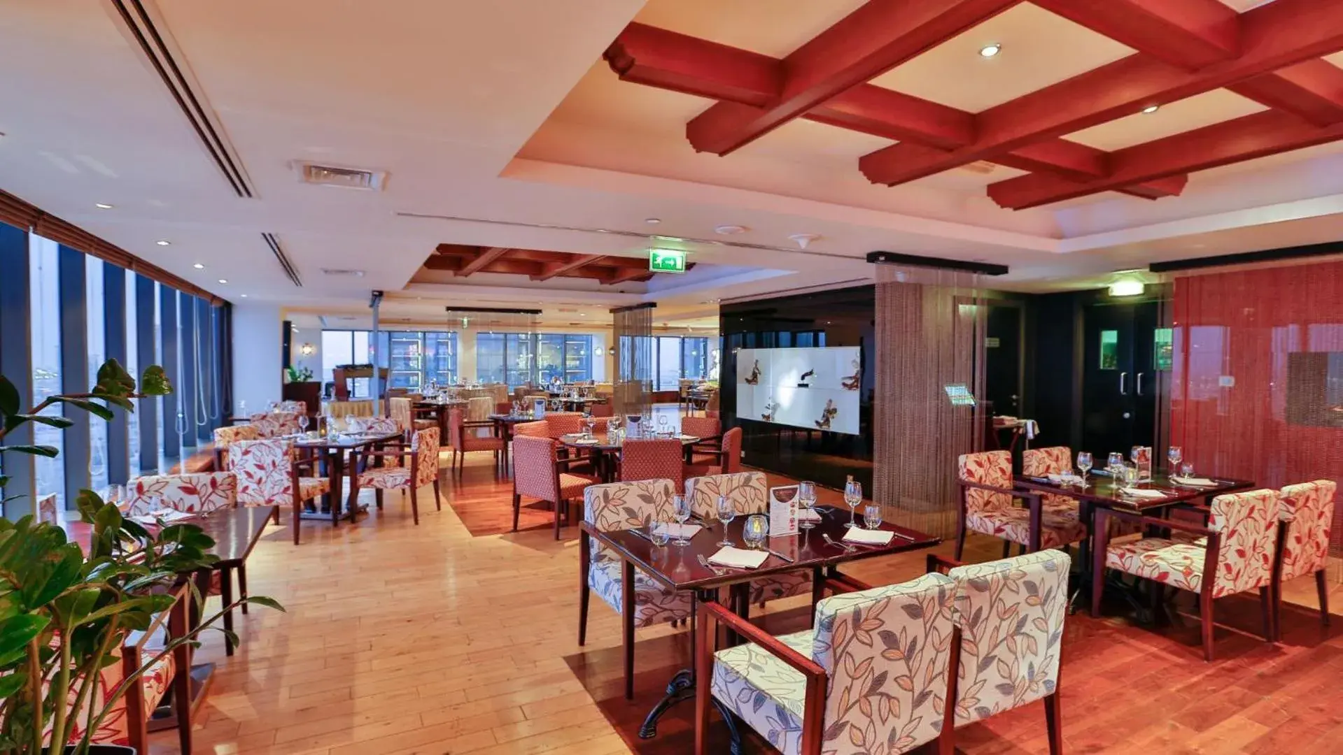 Restaurant/places to eat in Park Regis Kris Kin Hotel Restaurant/places to eat in Park Regis Kris Kin Hotel