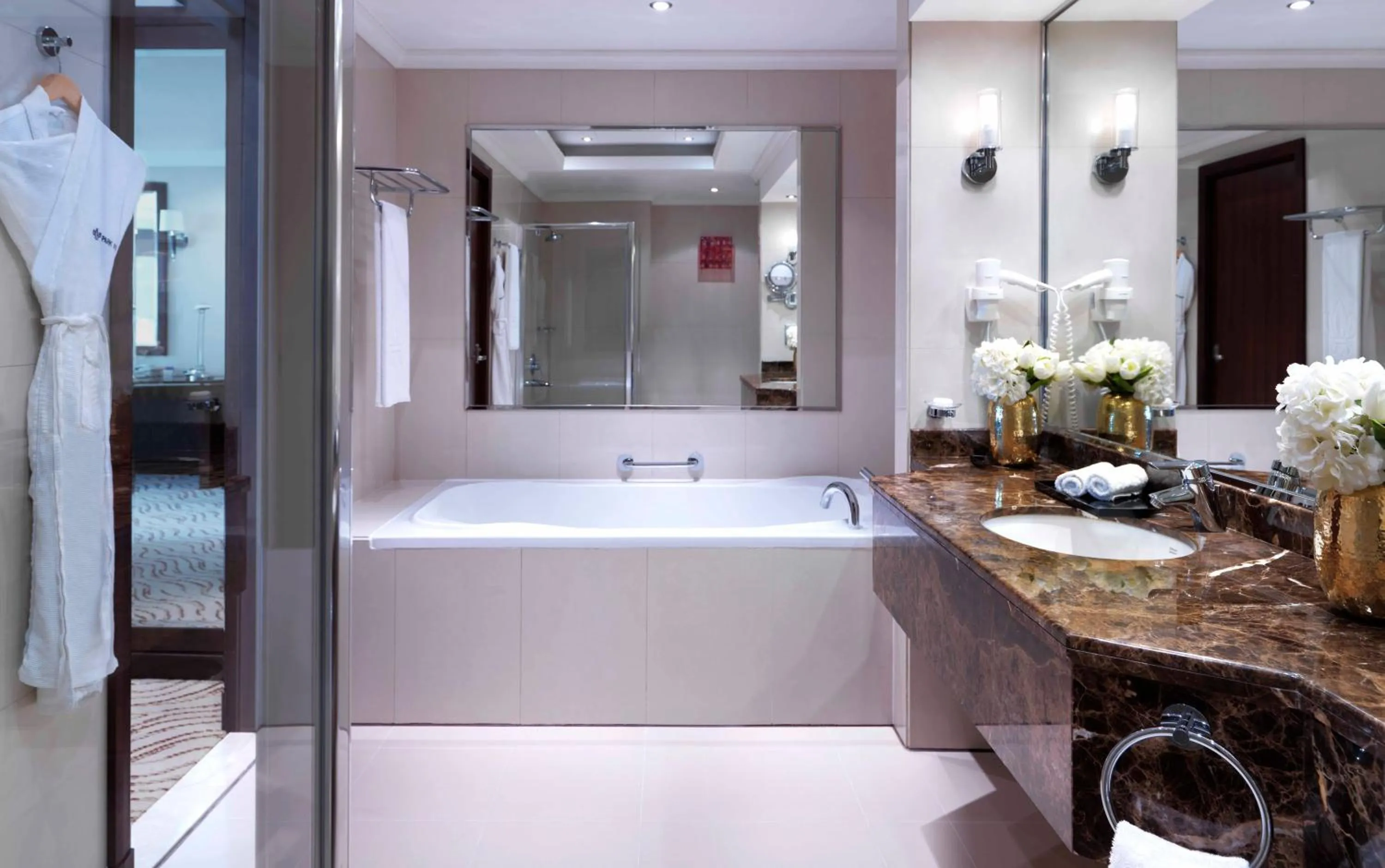 Bathroom in Park Regis Kris Kin Hotel