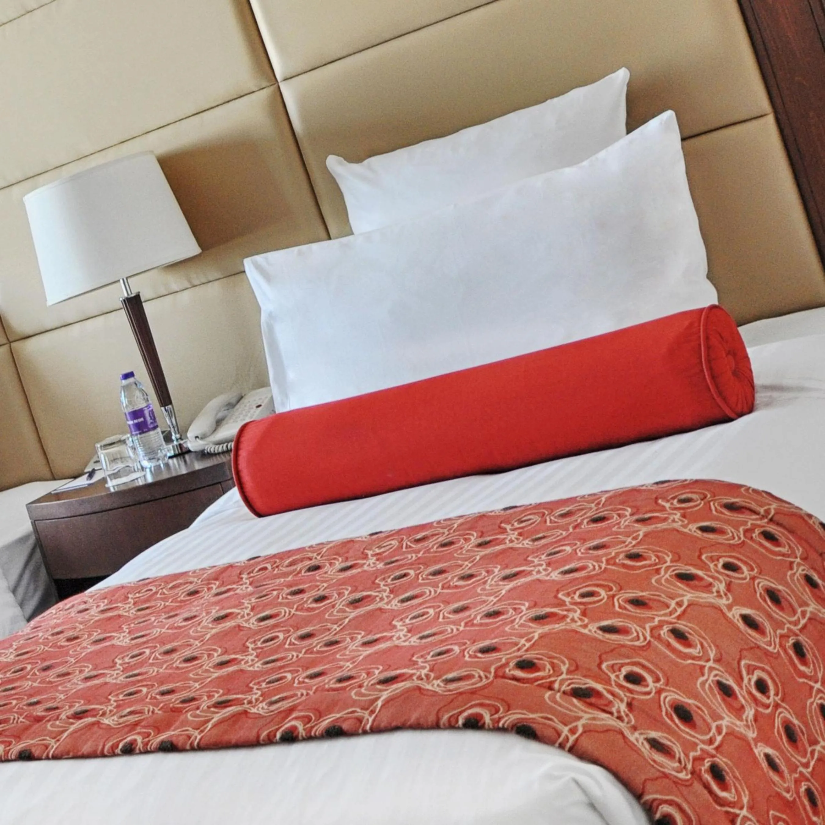 Bed in Park Regis Kris Kin Hotel