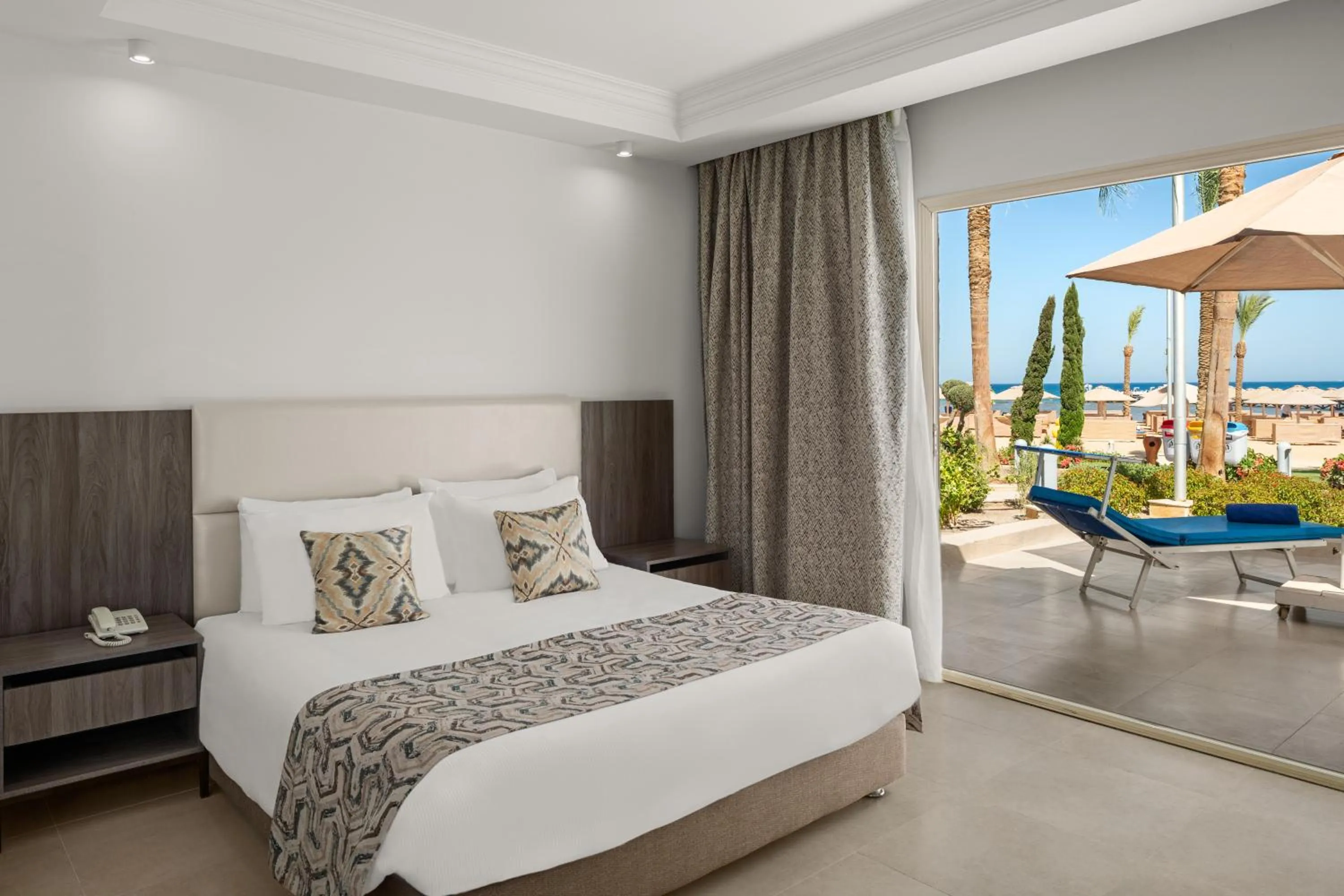 View (from property/room), Bed in Pickalbatros Palace - Aqua Park Hurghada