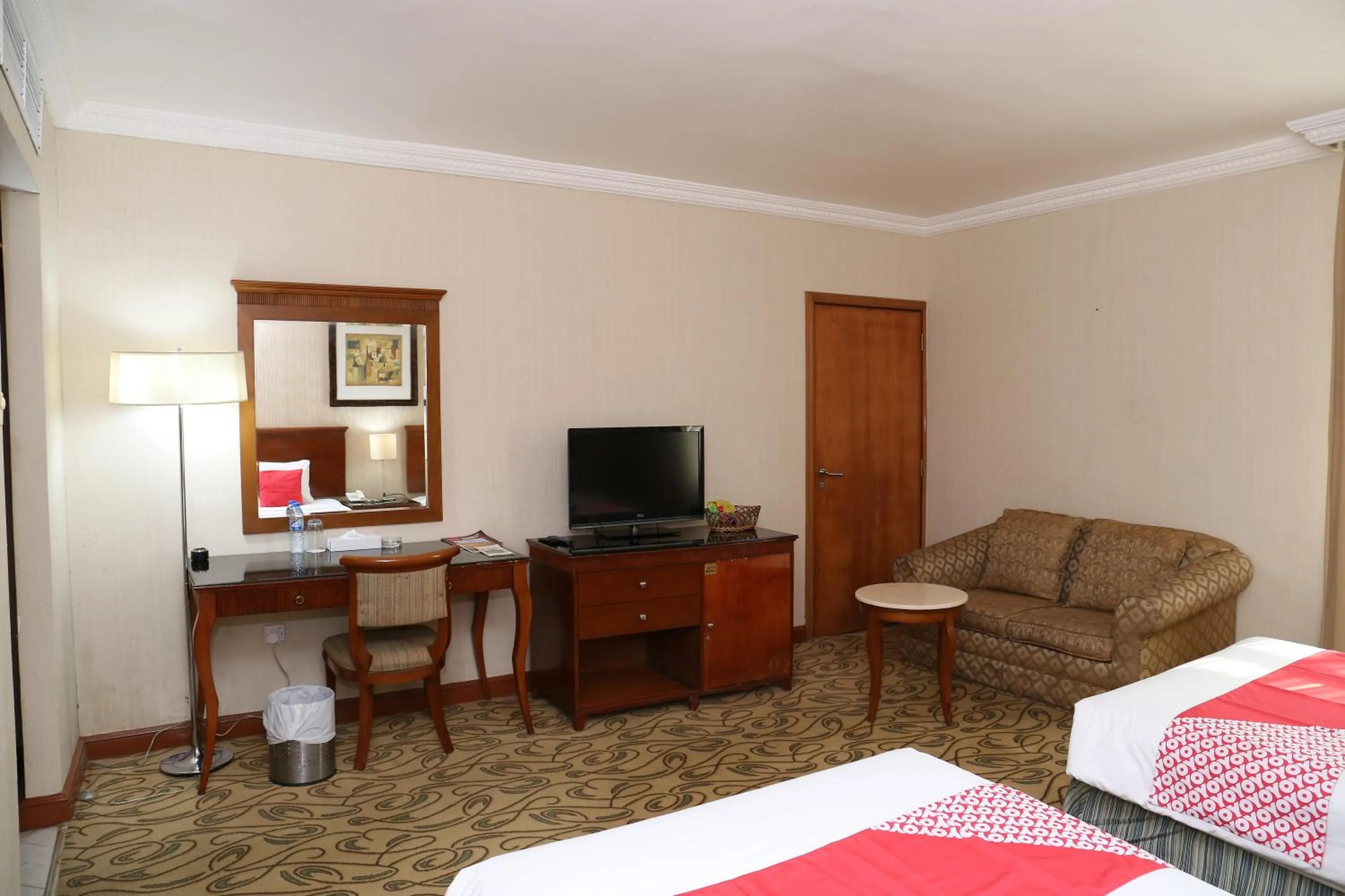 Communal lounge/ TV room, Bed in City Plaza Hotel