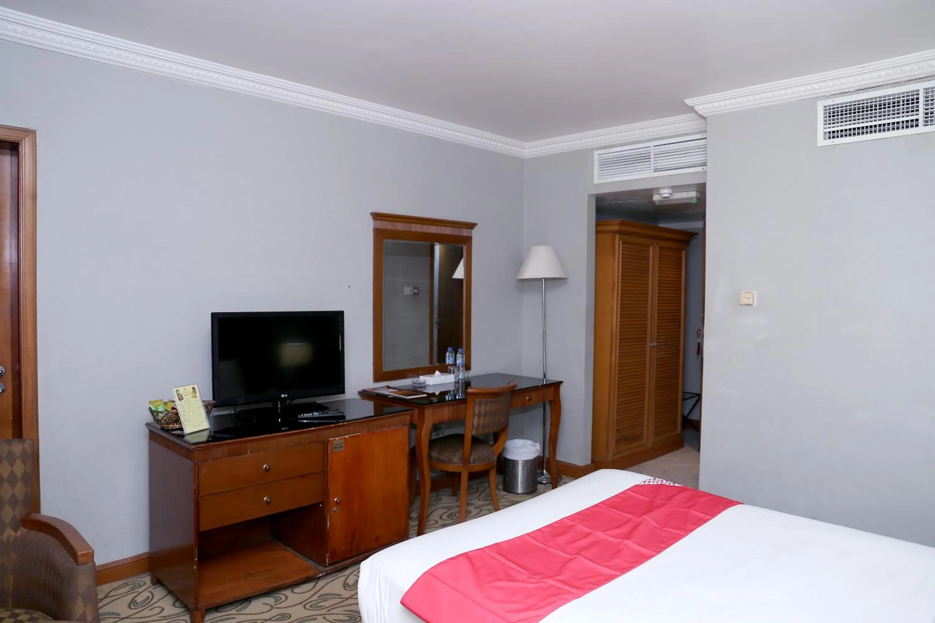 Communal lounge/ TV room, Bed in City Plaza Hotel