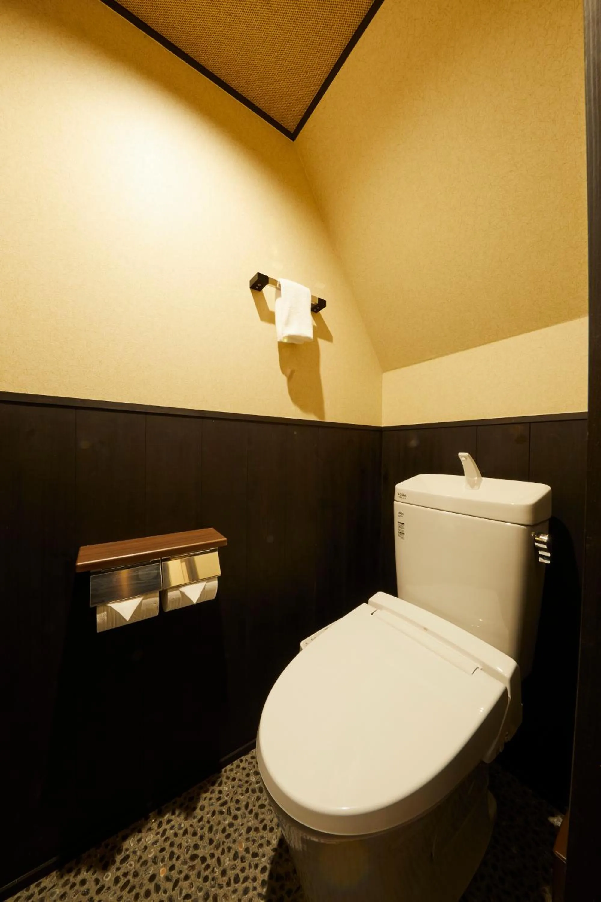 Toilet in Rinn Gojomibugawa East