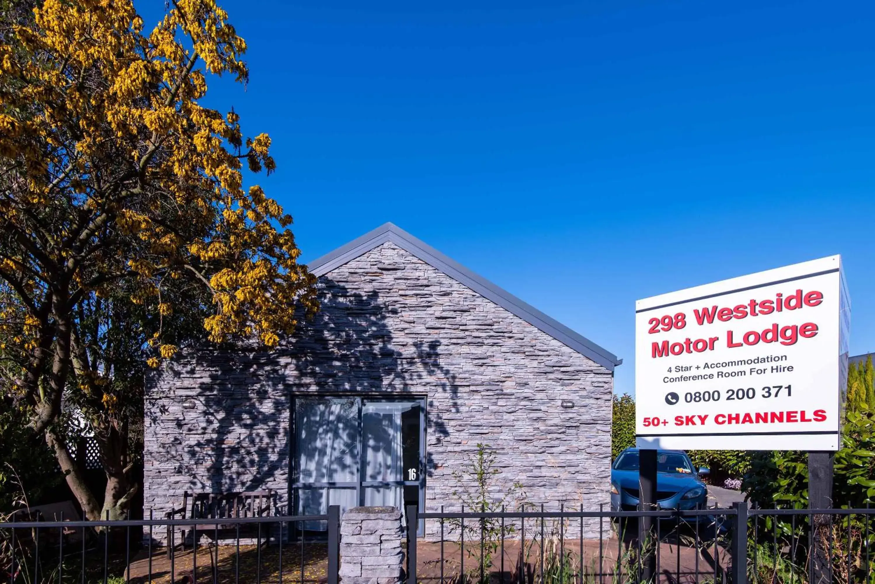 Property building in 298 Westside Motor Lodge Property building in 298 Westside Motor Lodge